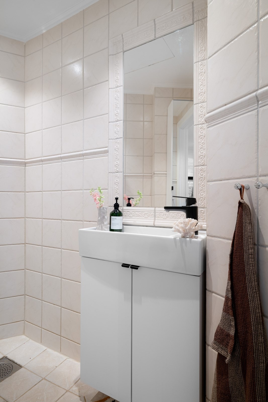 Det er senere montert en ny, stilren innredning. Speilflate innfelt i vegg. Galleribilde