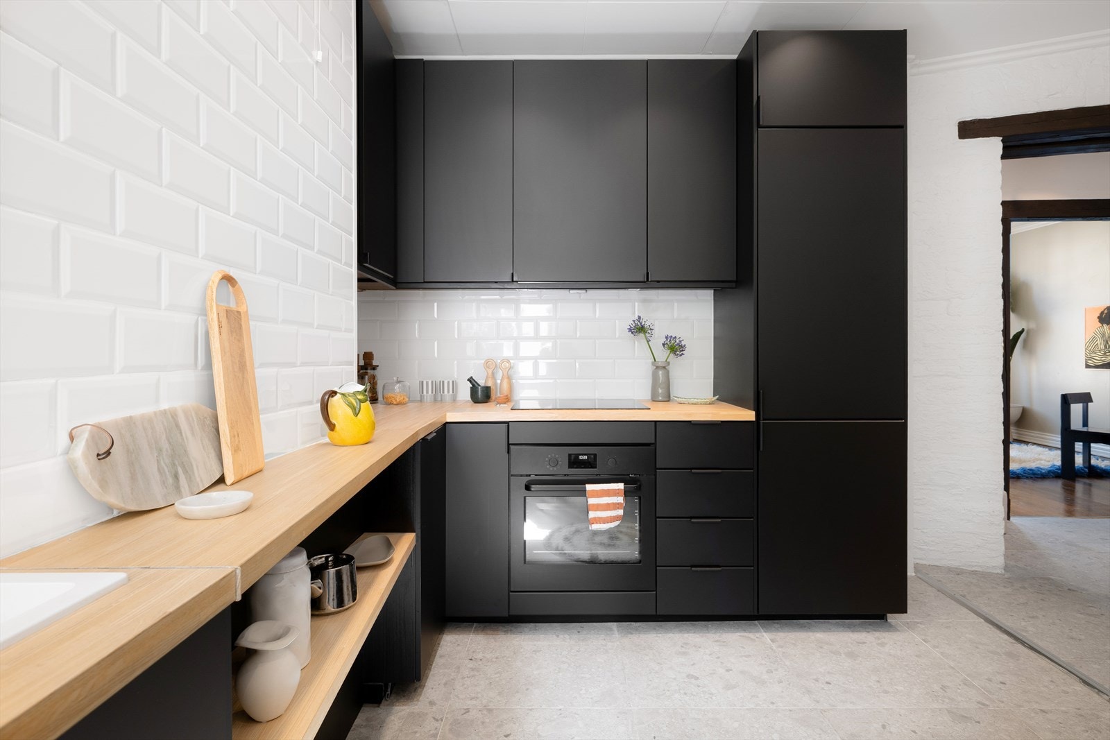 Integrerte hvitevarer består av keramisk platetopp, stekeovn, oppvaskmaskin og kjøleskap. Galleribilde