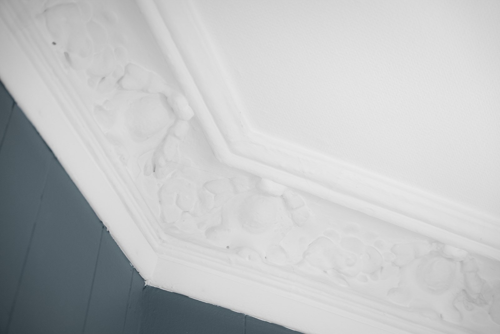 En original stukkatur er bevart og skaper en fin ramme på rommet. Galleribilde