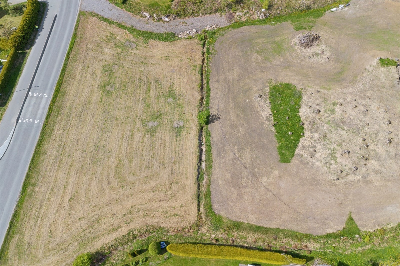 Tomten er flat og overleveres med vei, vann og avløp til tomtegrense. Galleribilde