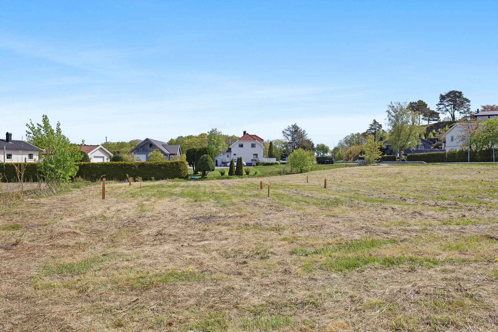 Om man ikke ønsker å bygge den byggemldte boligen, må man søke dispensasjon fra arealformålet og bestemmelsen om byggegrense mot vei, for å kunne få tillatelse. Galleribilde