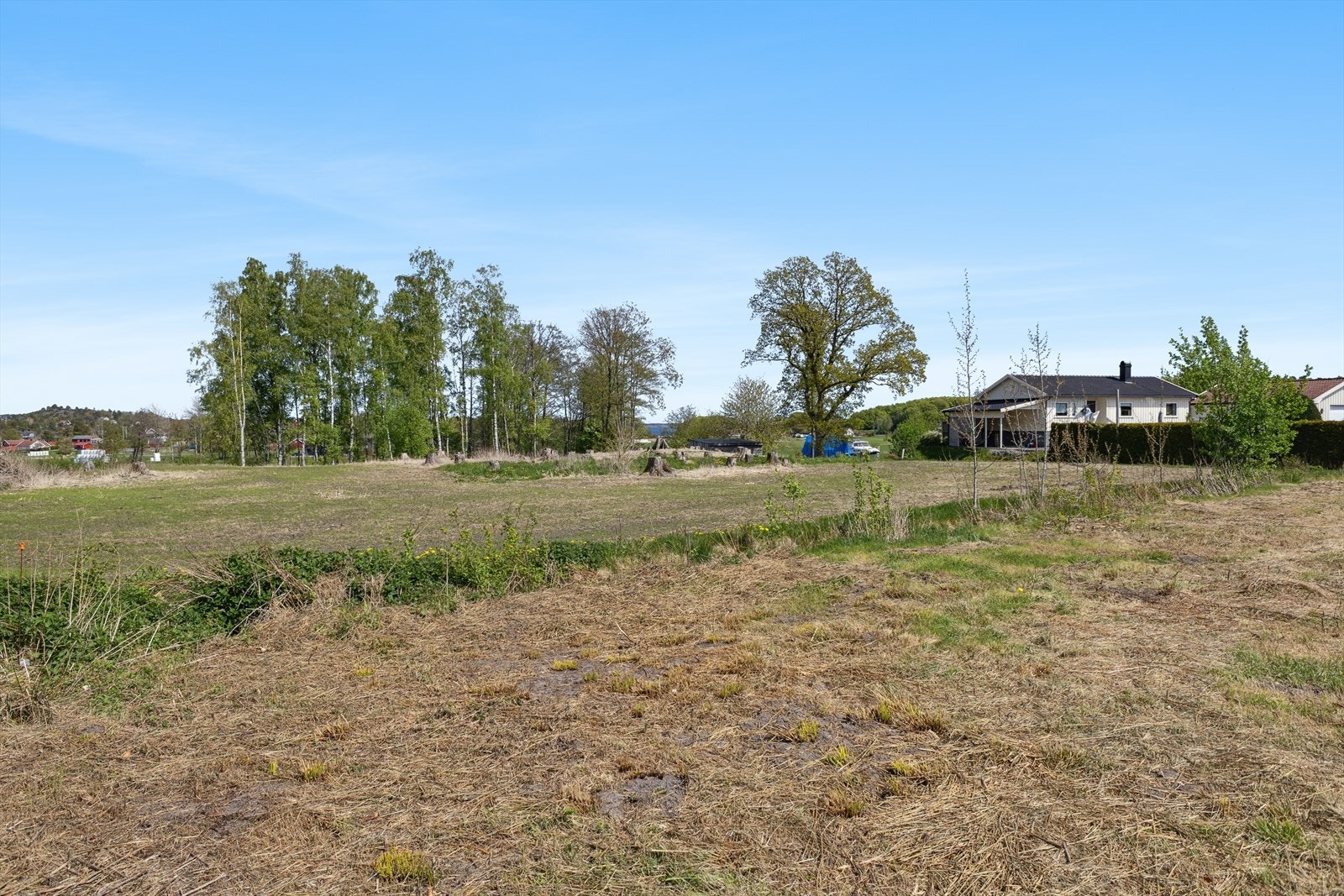 Solrik tomt med gløtt til sjøen/Sømskilen. Galleribilde