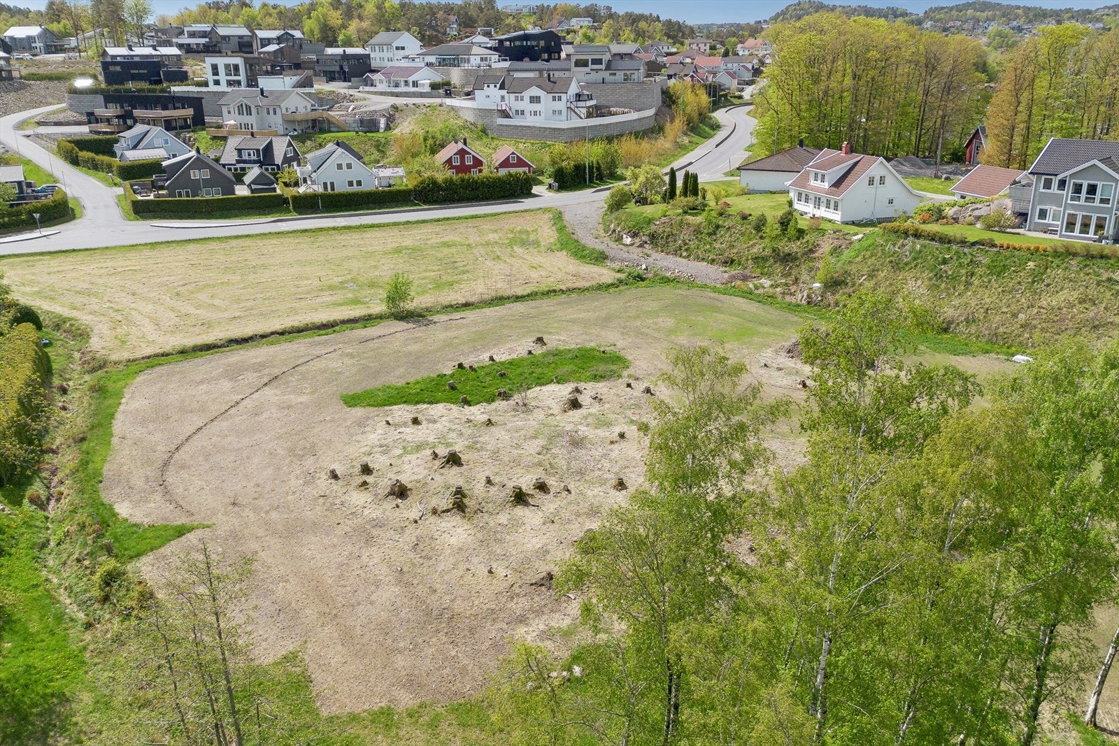 Kort avstand til Feviktoppen med diverse butikker og forretninger, barne- og ungdomsskole, rideskole og flotte turområder. Galleribilde
