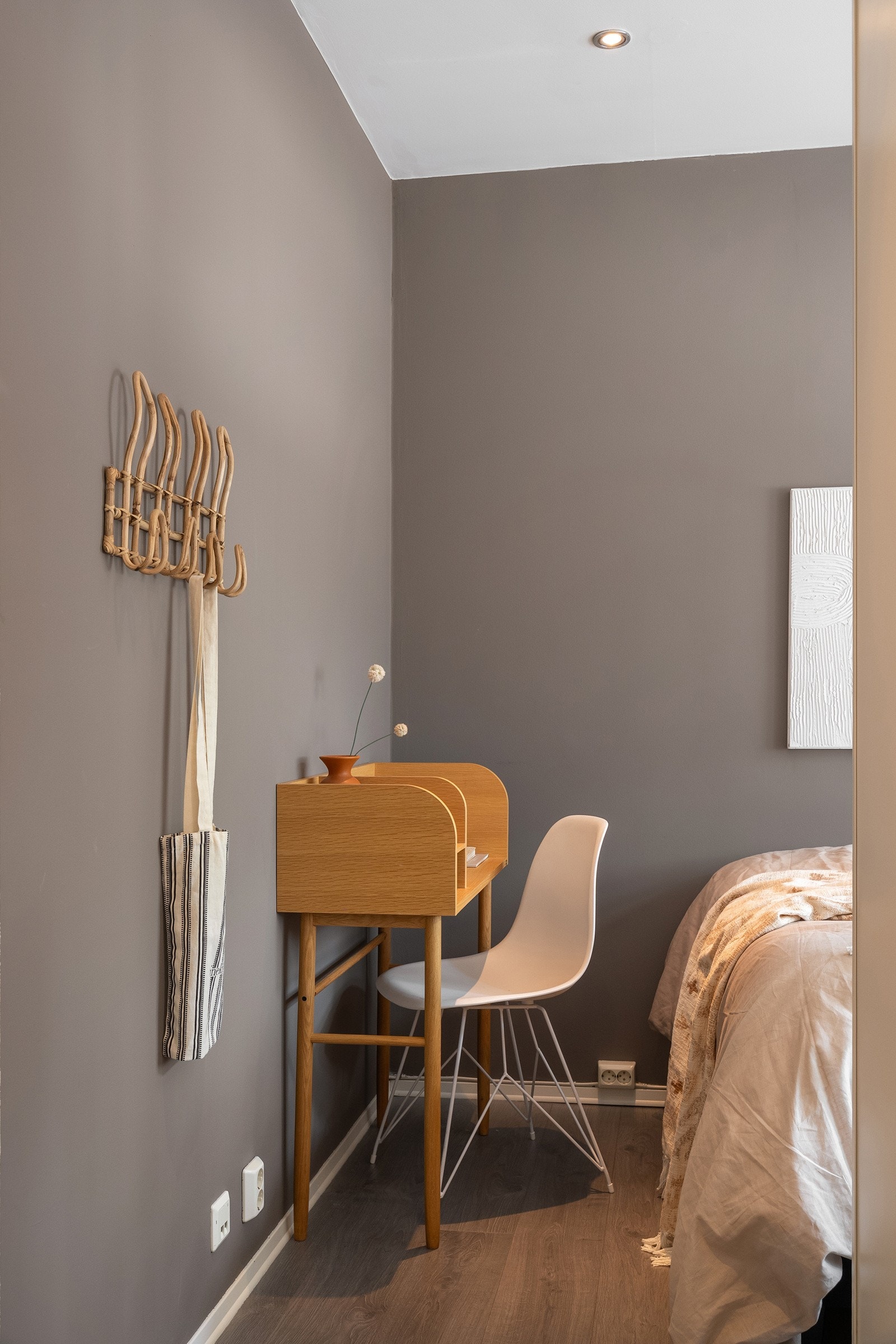 Leiligheten har en god planløsning med stue og kjøkken i åpen løsning, som er adskilt med bl.a. en stor skyvedørsgarderobe som skaper en smart alkove Galleribilde