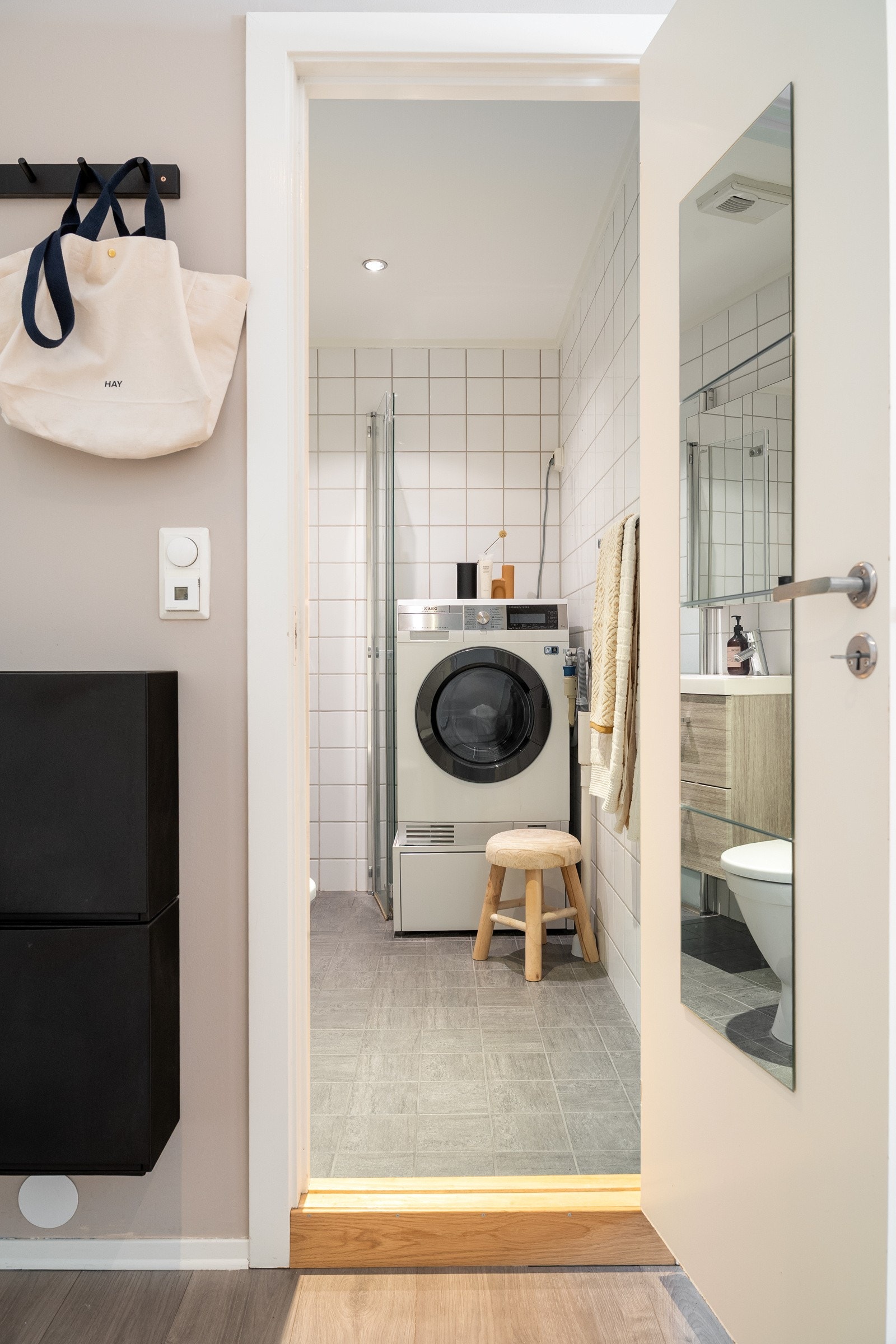 Videre har leiligheten et pent bad av god størrelse med opplegg for vaskemaskin Galleribilde