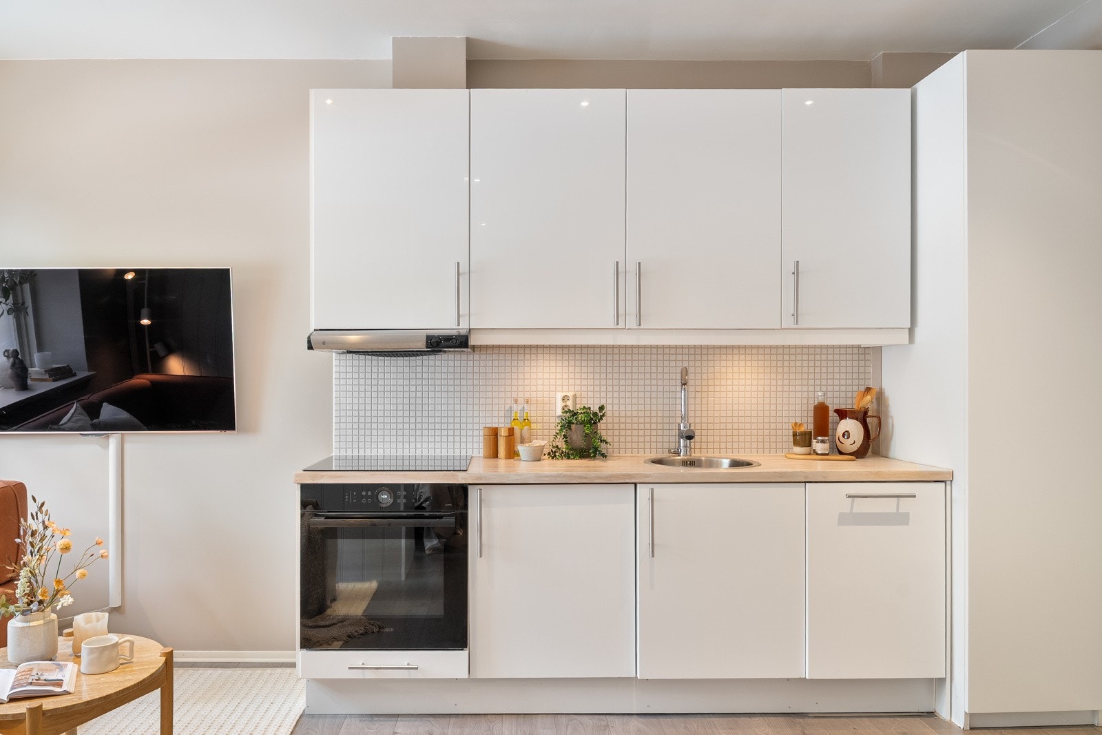 Praktisk høyskap i hjørnet med god plass til f.eks. vaskeutstyr etc. Galleribilde