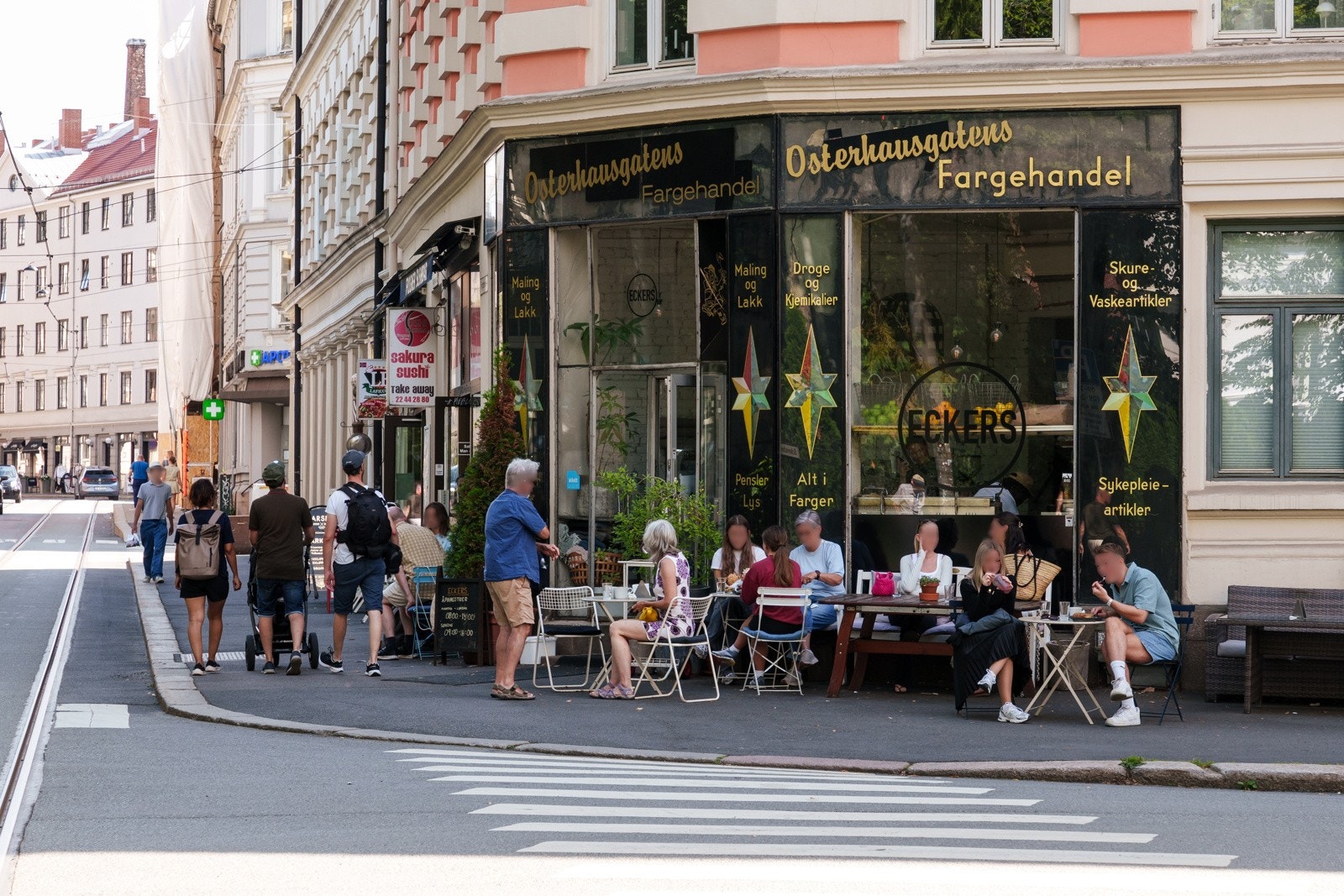 Nærområde - Eckers Café i krysset Eckersbergs gate / Frognerveien med populære sandwicher og juicer. Ved siden av finner du Gioia med italiensk is Galleribilde