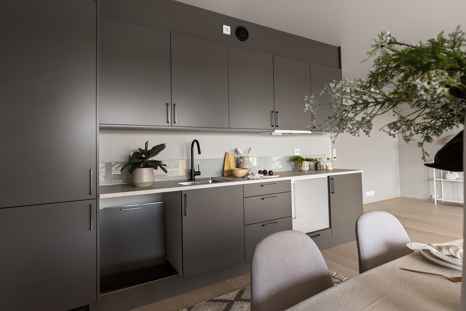 Delikat og stilfull kjøkkeninnredning Galleribilde