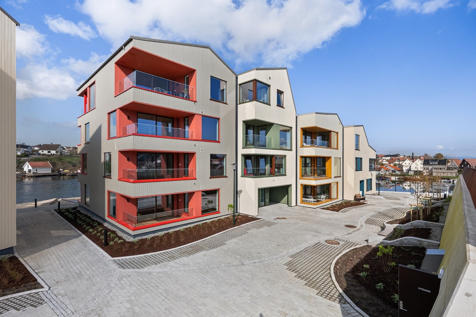 Velkommen til idylliske Pynteneset - En helt ny, lekker leilighet i sjøkanten. 2 soverom. God, moderne standard. Mulig å innbetale fellesgjelden. Galleribilde