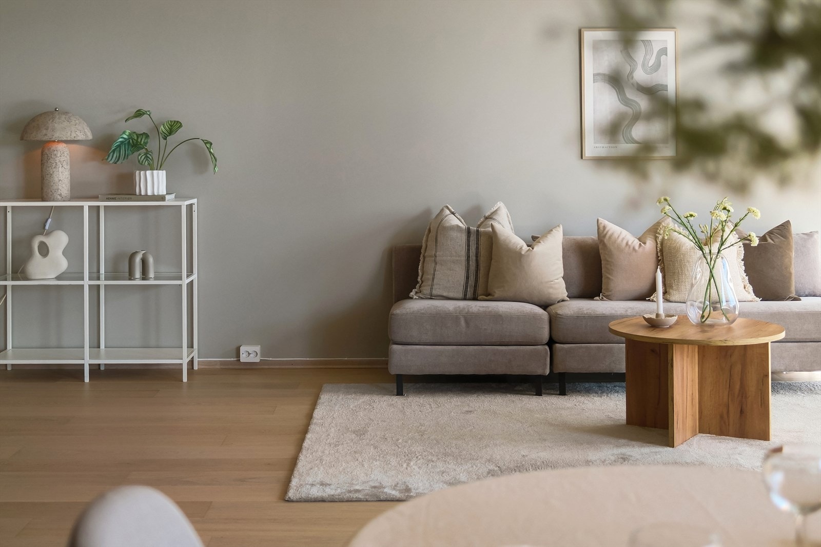 Leiligheten er helt ny, og fremstår med god standard og moderne løsninger som vannbåren varme, balansert ventilasjon, smartstyring, Heimekonseptet m.m. Galleribilde