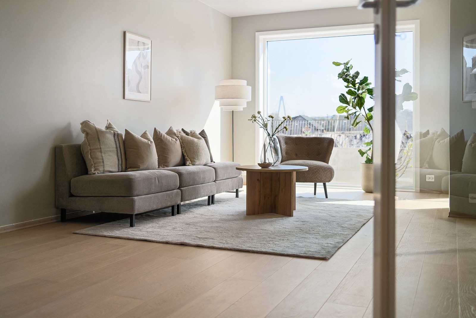 Stuen er malt i tidsriktige farger og det er lagt et flott enstavs parkettgulv Galleribilde