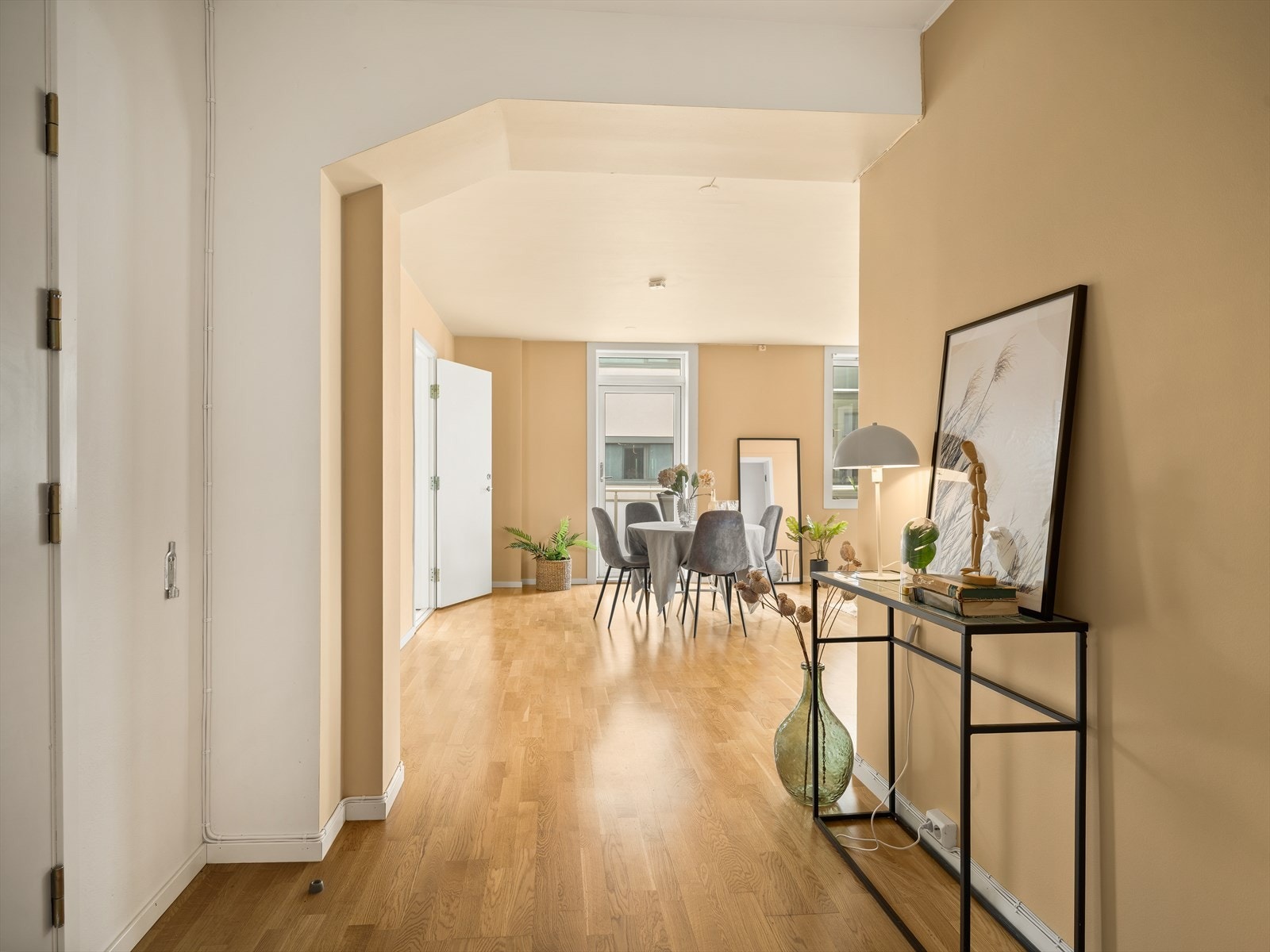 Entré inn mot stue Galleribilde
