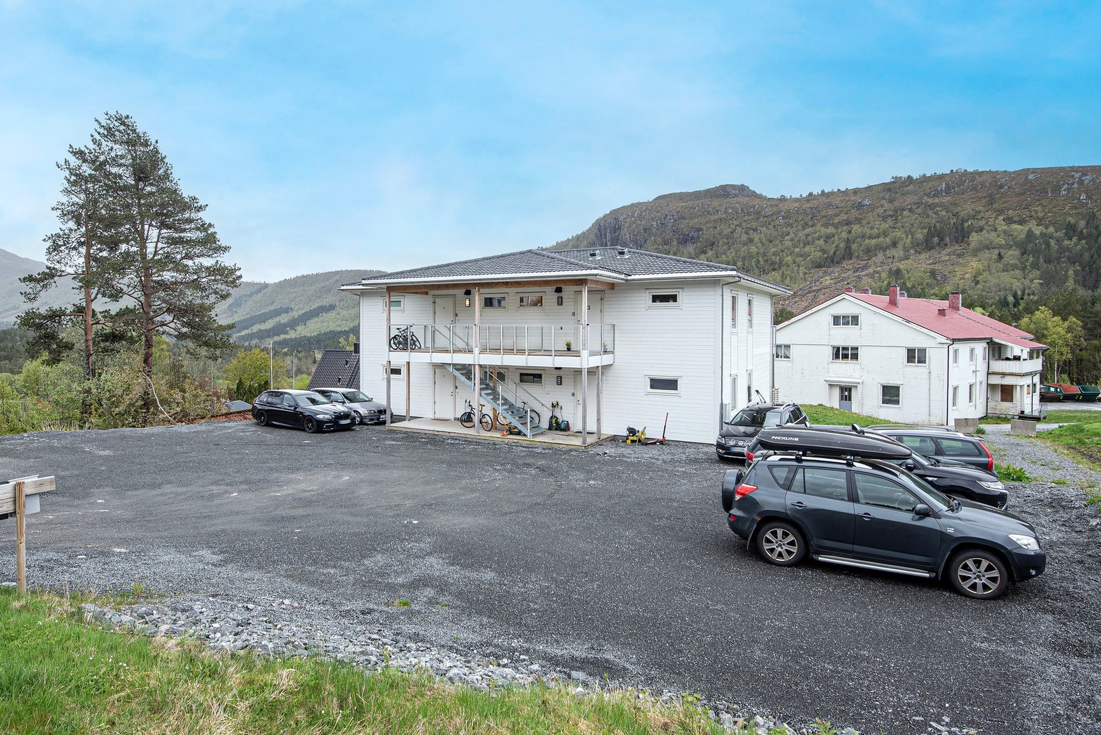 Beliggenheten er svært sentral, med kun ca. 1 km til Vatne sentrum. Galleribilde