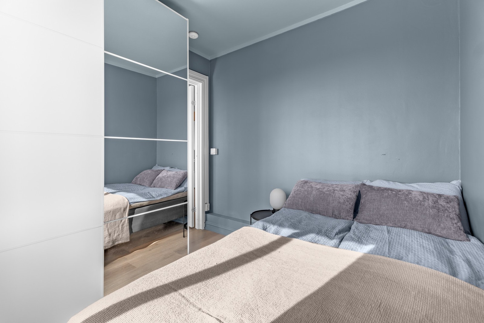 Et perfekt rom for ro og avslapning - godt skjermet fra oppholdsrommet. Galleribilde