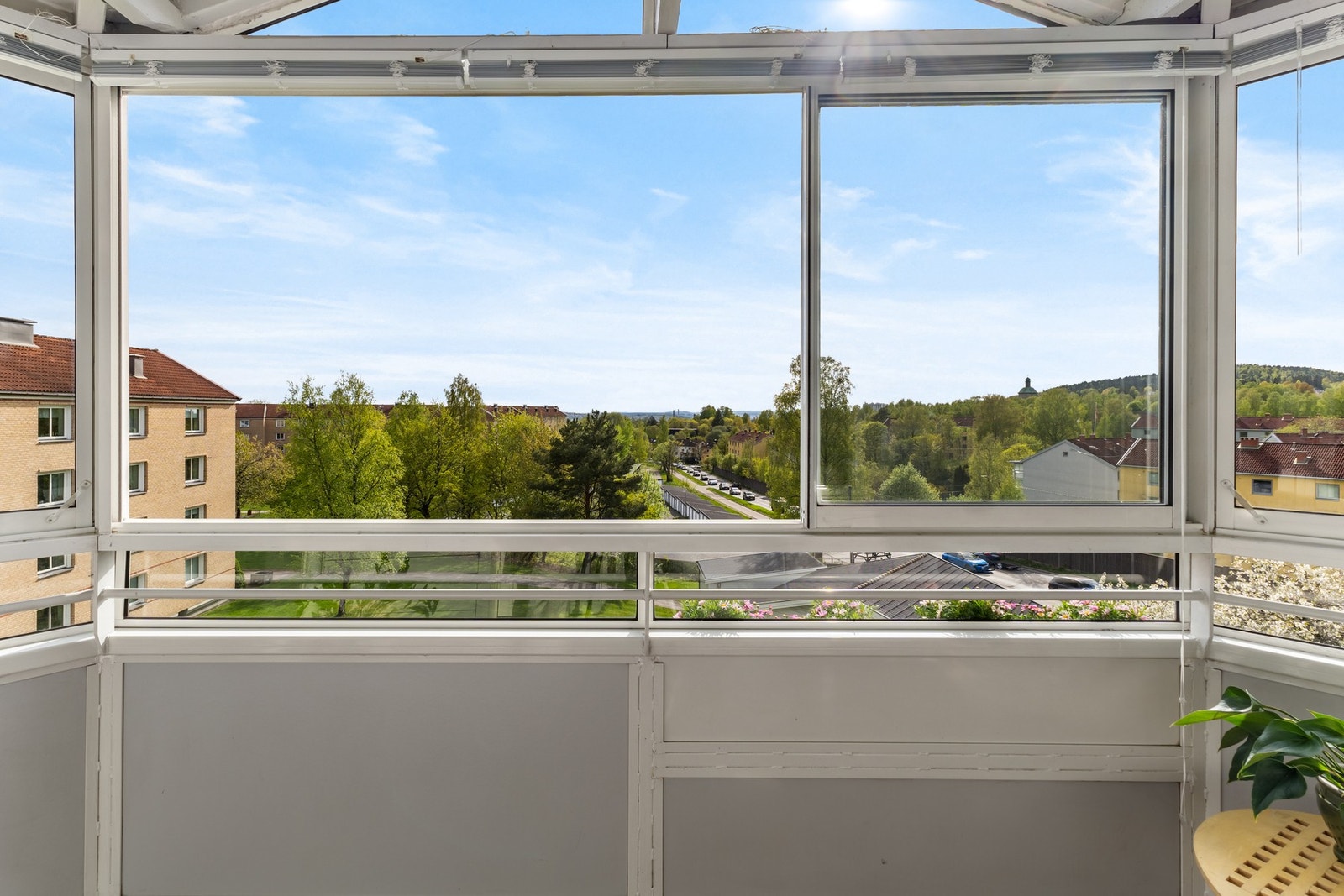 Glassfeltene kan åpnes helt for ekstra luft og utsyn. En lun forlengelse av stuen som kan brukes store deler av året. Galleribilde