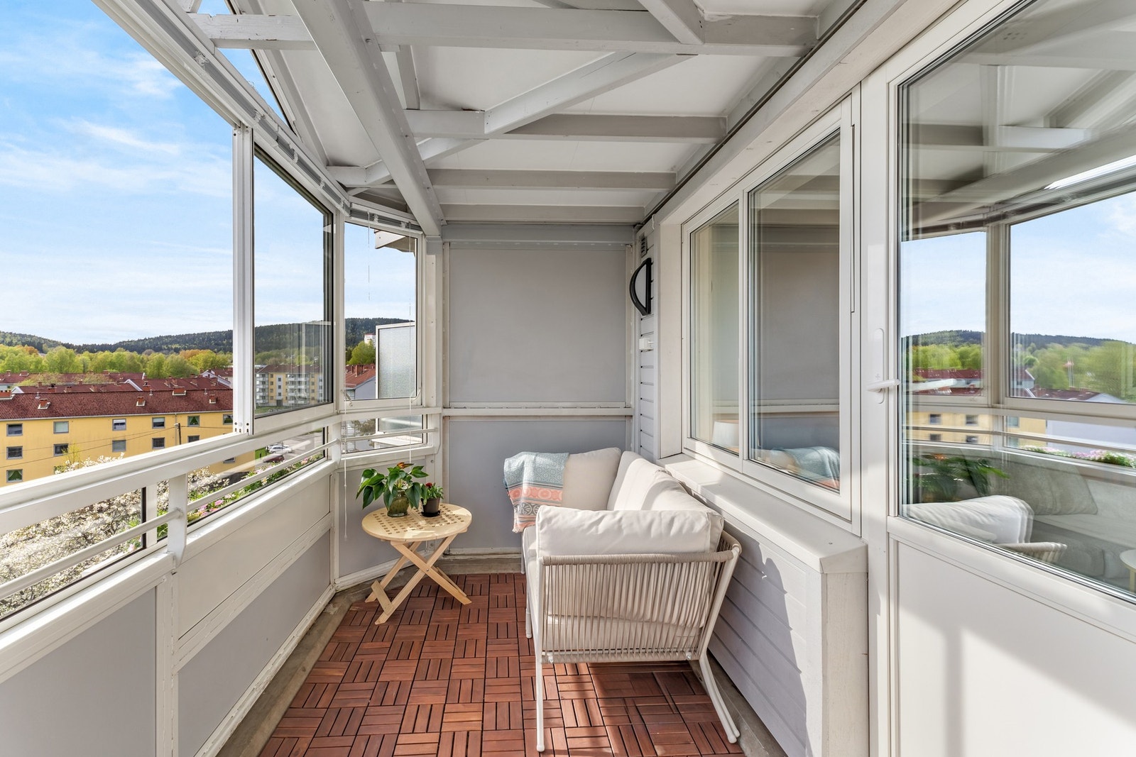 Fra stuen er det utgang til en innglasset balkong på ca. 7 kvm vendt mot sørvest - perfekt for rolige kaffestunder og luftige ettermiddager. Galleribilde