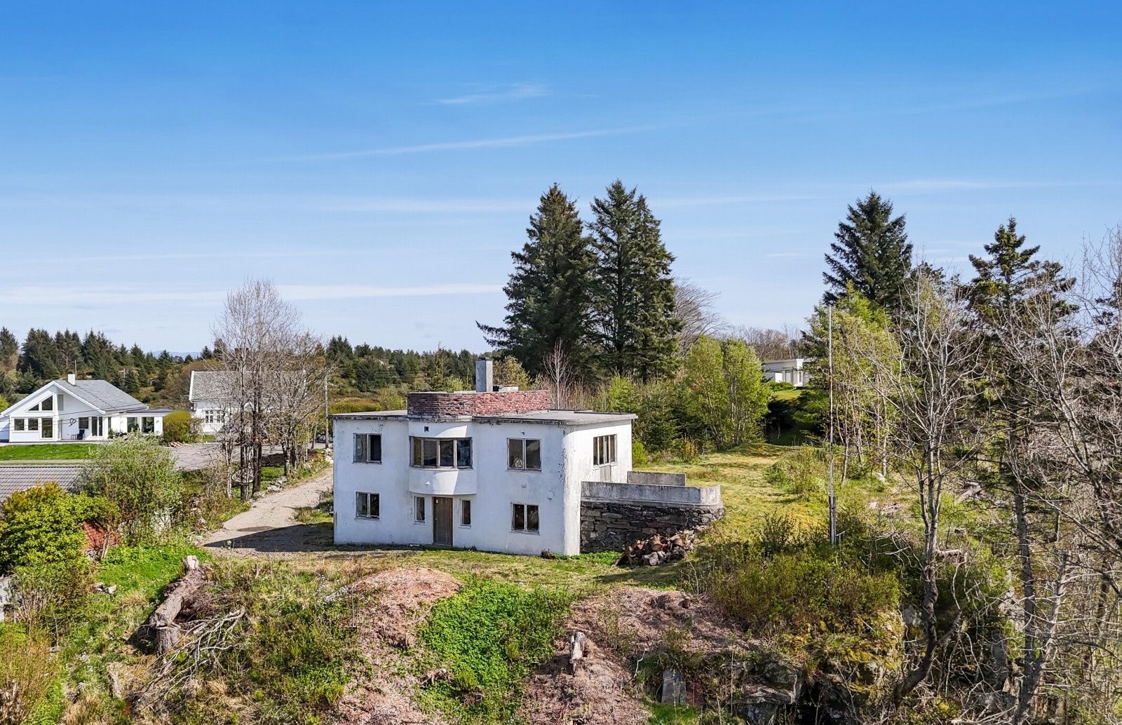 Det foreligger rammetillatelse til riving av eksisterende bolig og oppføring av ny bolig tegnet av arkitekt Ove Grung Galleribilde