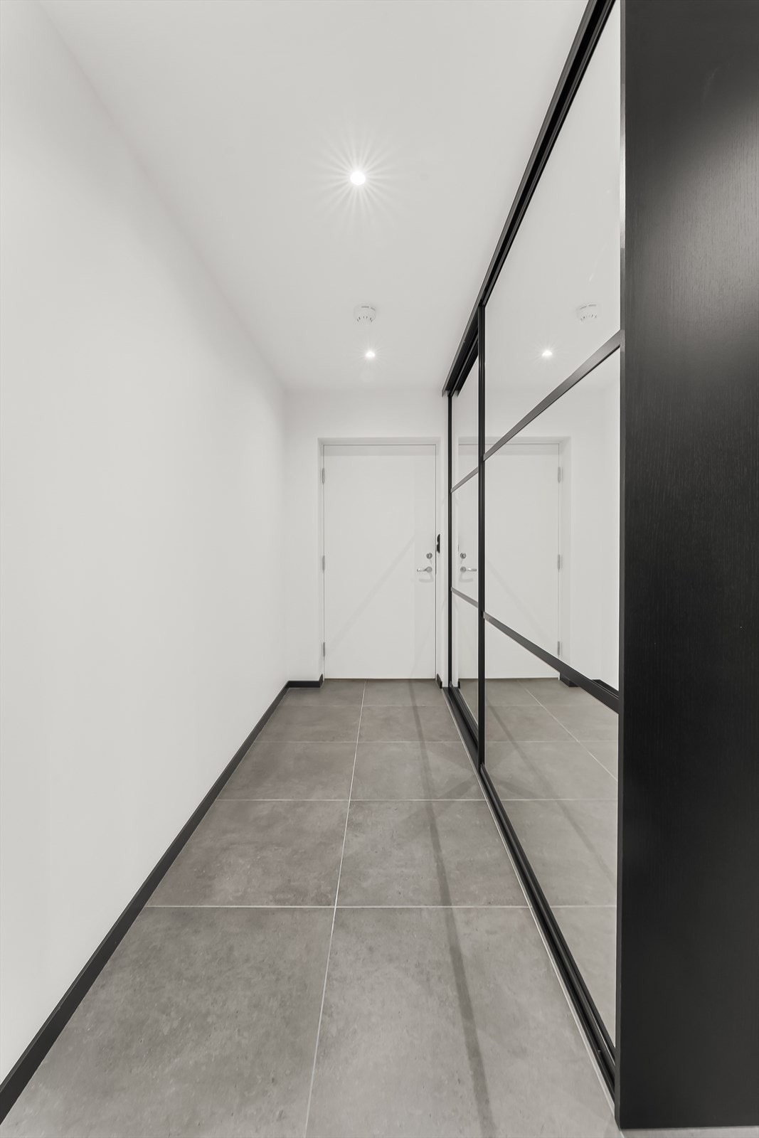 Stor skyvedørsgarderobe i gang. Galleribilde