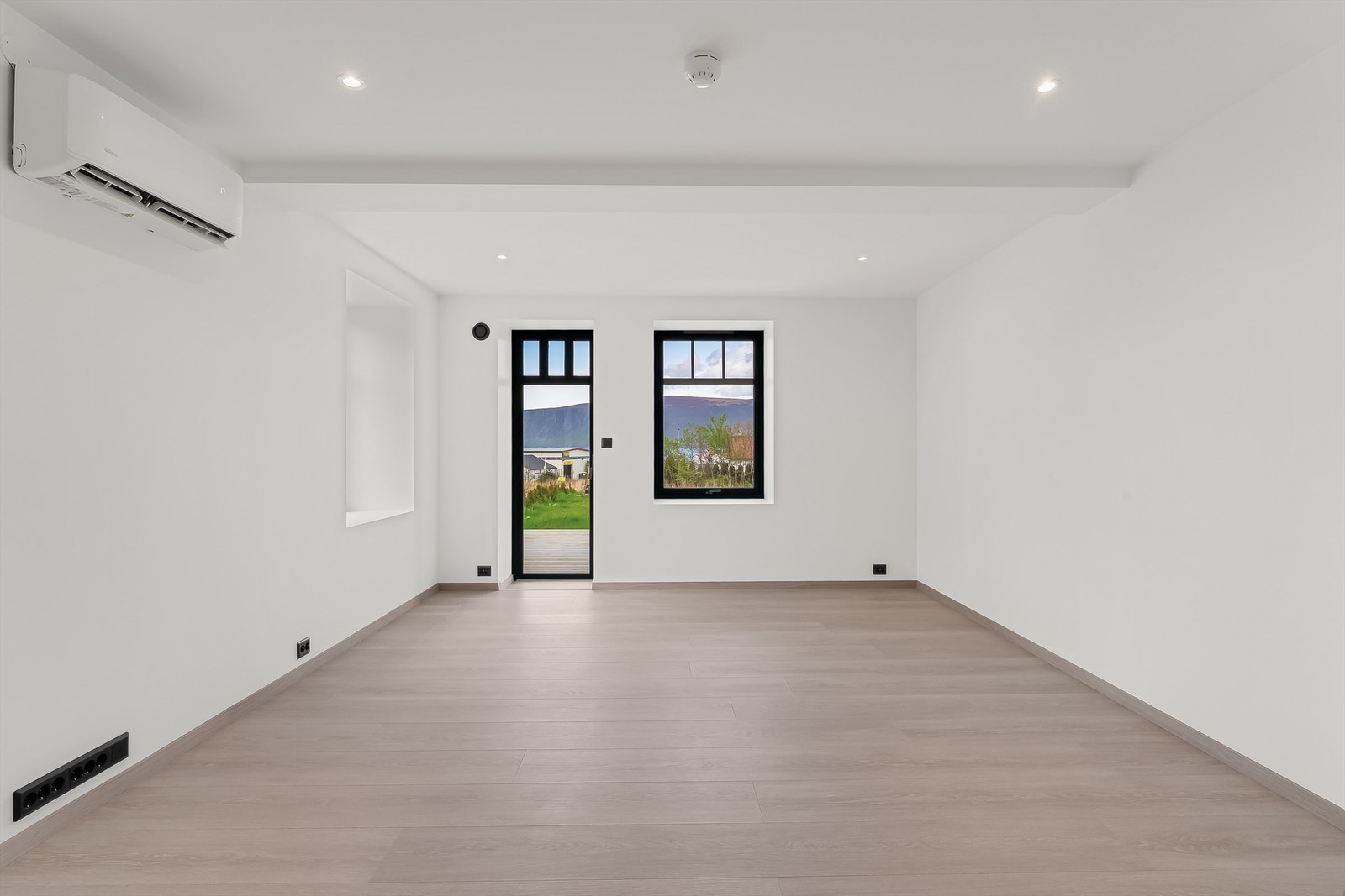 Flott og lys stue med varmepumpe installert. Galleribilde