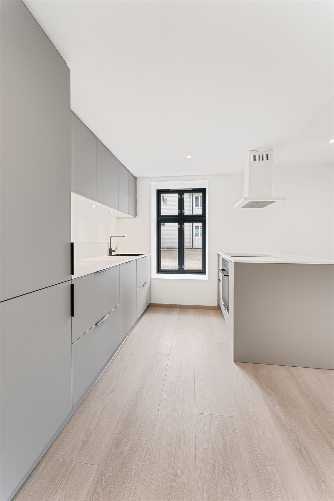 Moderne kjøkkeninnredning med bra skap- og benkeplass. Galleribilde