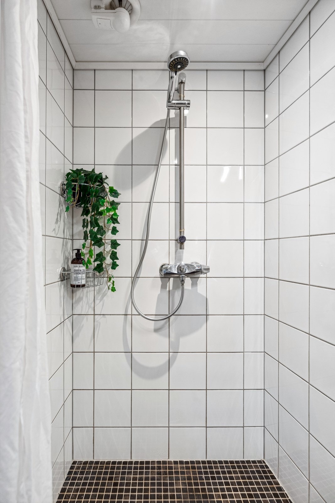 Praktisk dusjhjørne med mekanisk avtrekk. Galleribilde