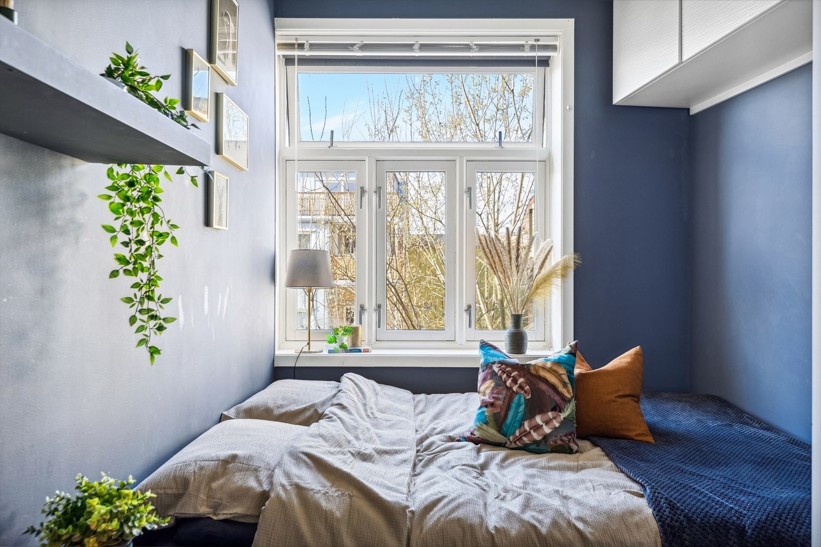 Soverommet ligger vendt ut mot en fredelig bakgård. Galleribilde