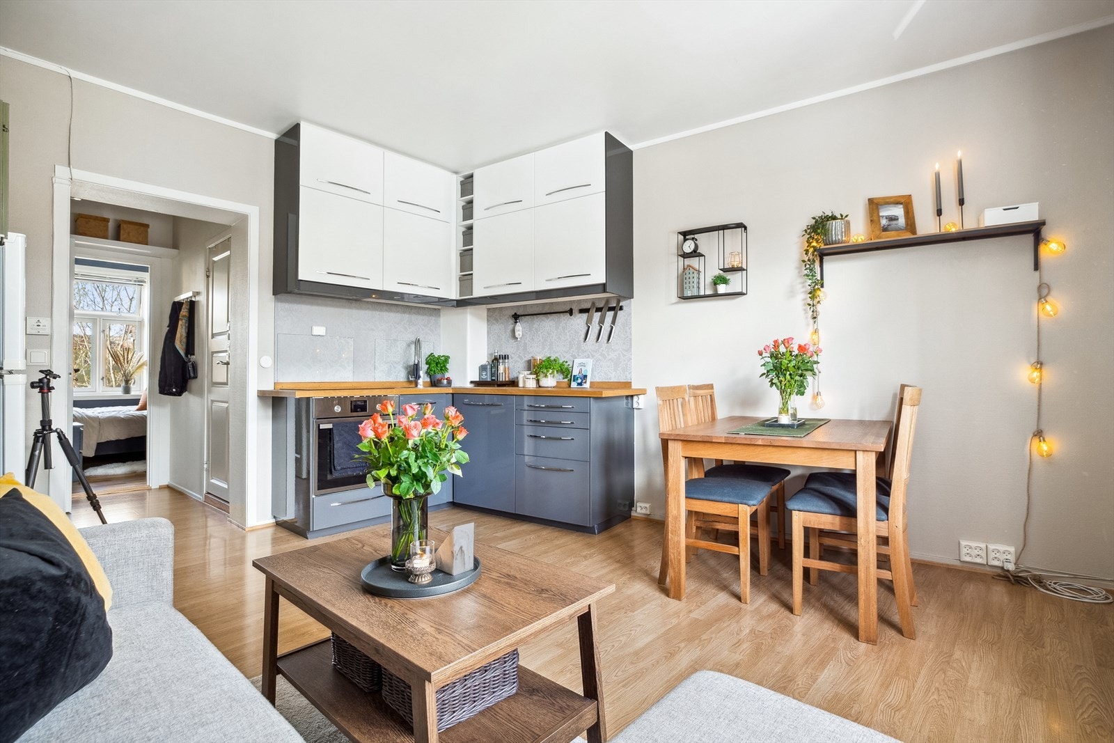 Til tross for den sentrale beliggenheten så ligger du skjermet fra støy og byliv, samtidig som det er gang avstand til flere dagligvarebutikker, kollektiv transport, kjøpesentre, caféer og restauranter. Galleribilde