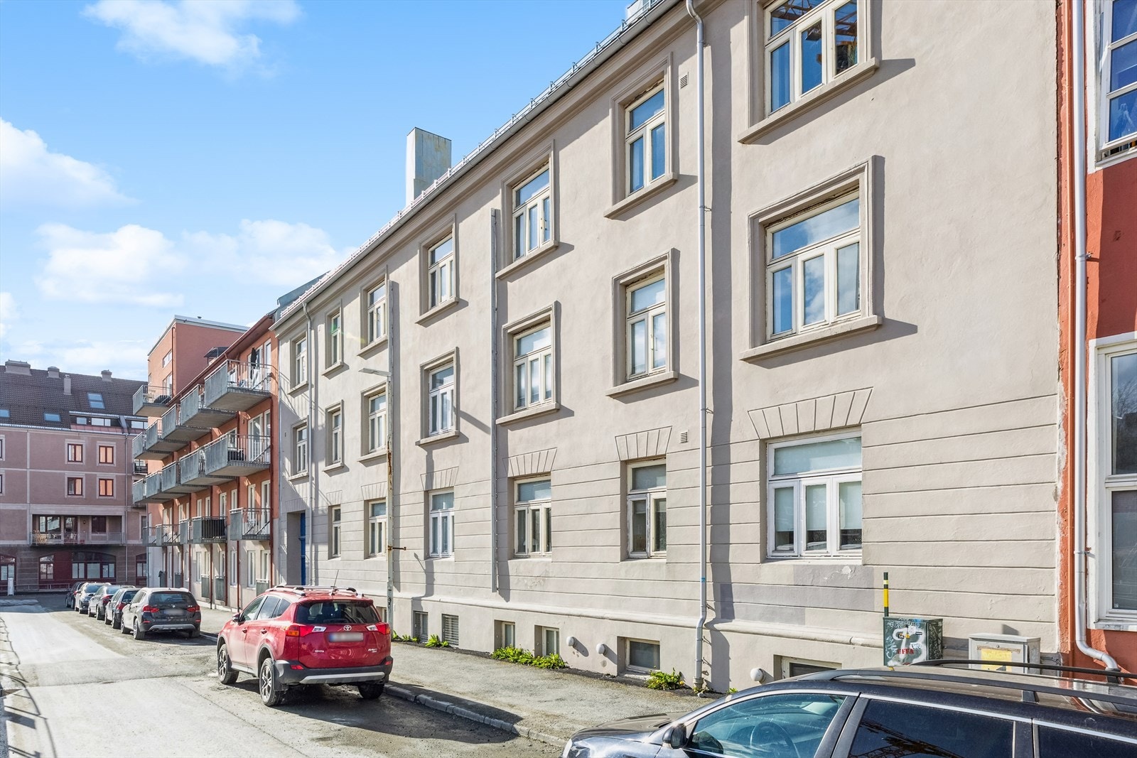 Det er både soneparkering og vanlig avgiftsparkering i området. I tillegg er det bussholdeplass med hyppige avganger til hele byen rett i nærheten, samt gang- og sykkelavstand til "alt" av fasiliteter. Galleribilde