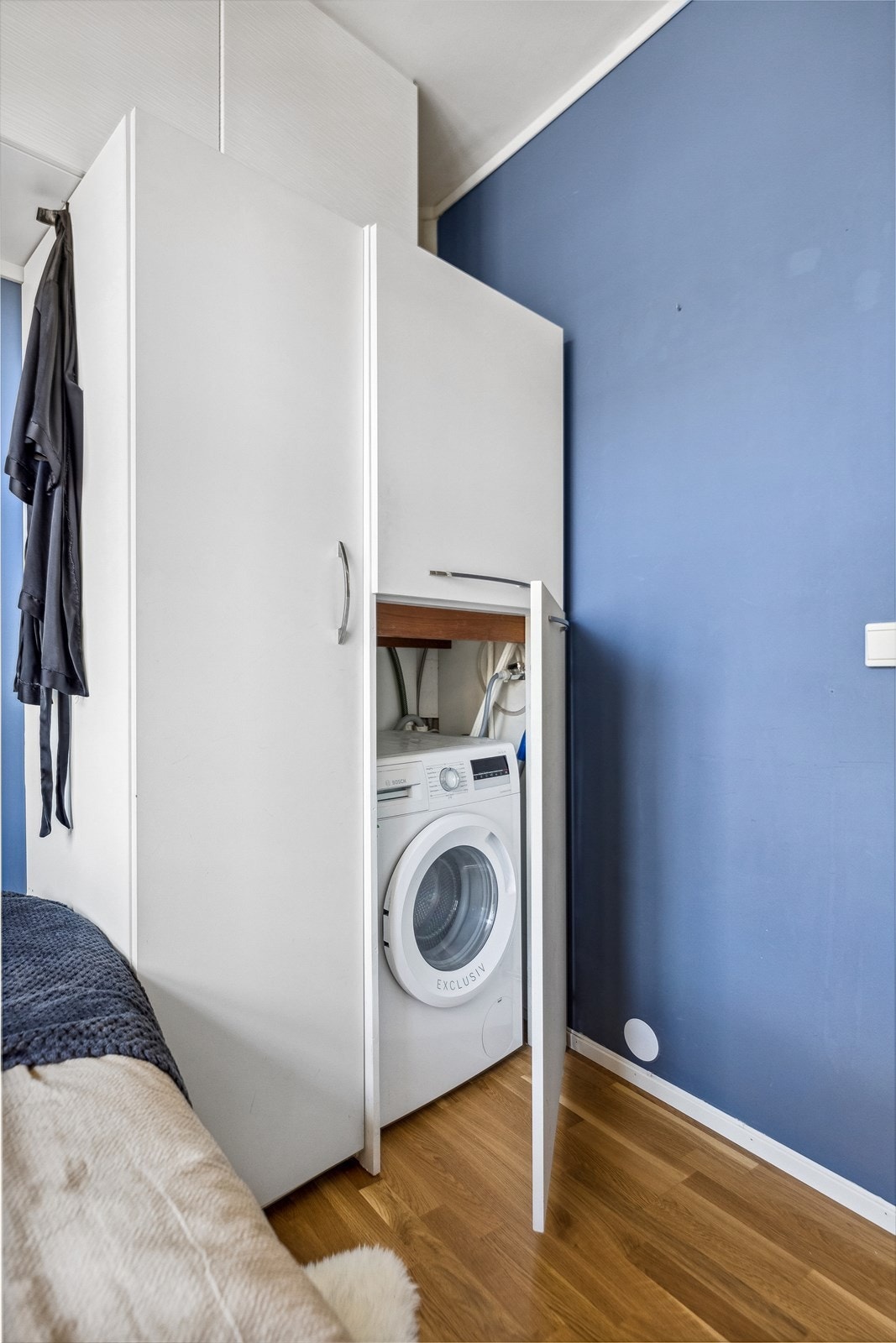 Også på soverommet er det praktiske løsninger for oppbevaring som medfølger handelen. Det er i tillegg opplegg for vaskemaskin her. Galleribilde
