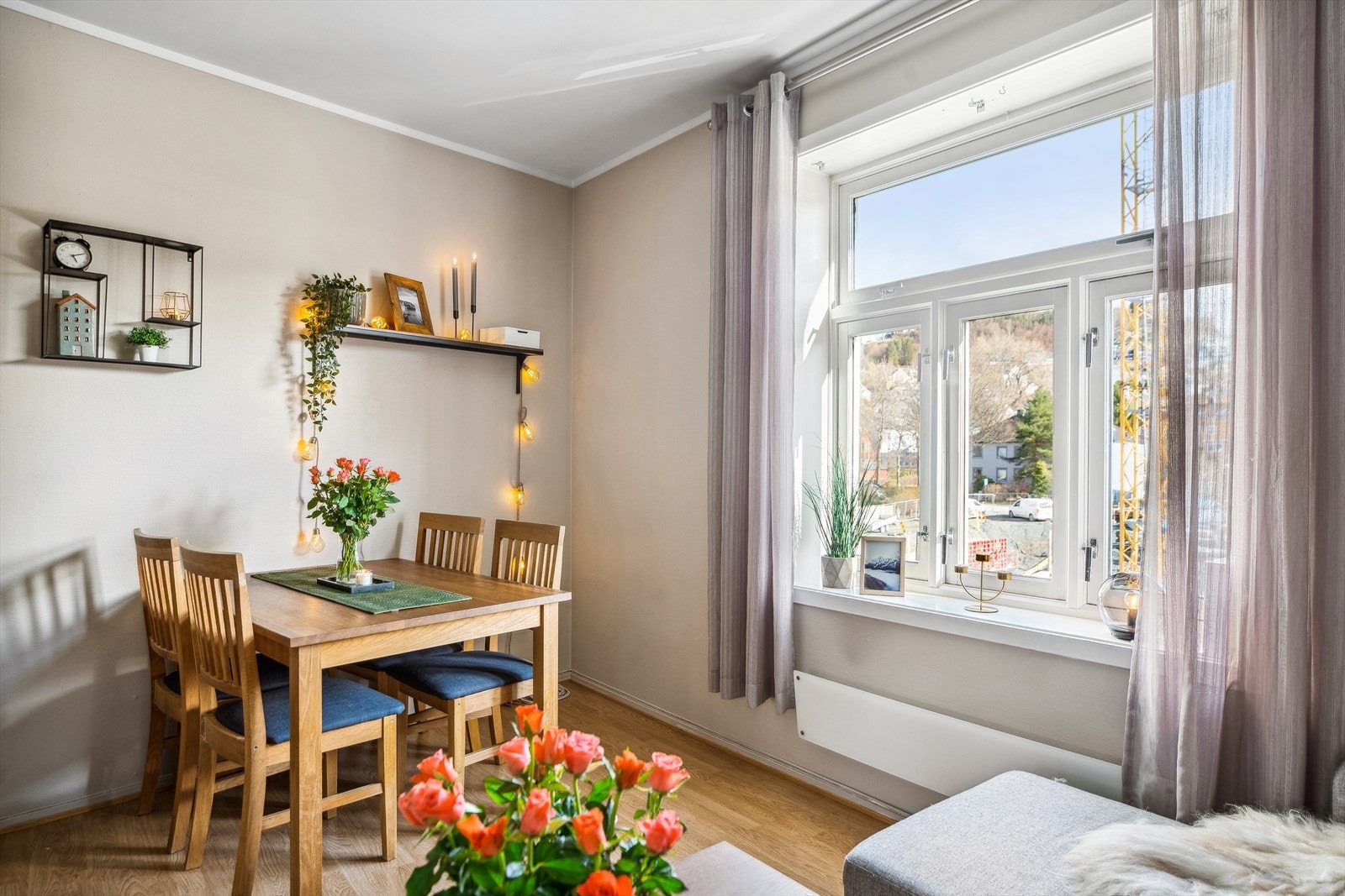 De rause vindusflatene kombinert med en raus takhøyde gir leiligheten en behagelig atmosfære. Vinduene og tak blir byttet i løpet av 2025, som vil gi bygården et flott løft. Galleribilde