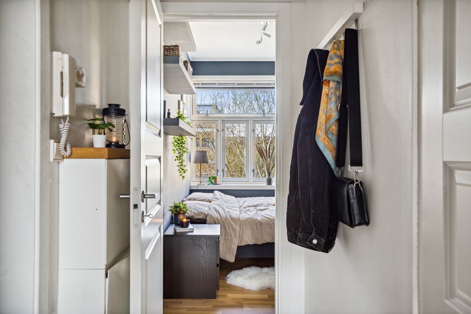 Entré med praktisk skoskap som medfølger handelen. Det er porttelefon i bygget. Galleribilde