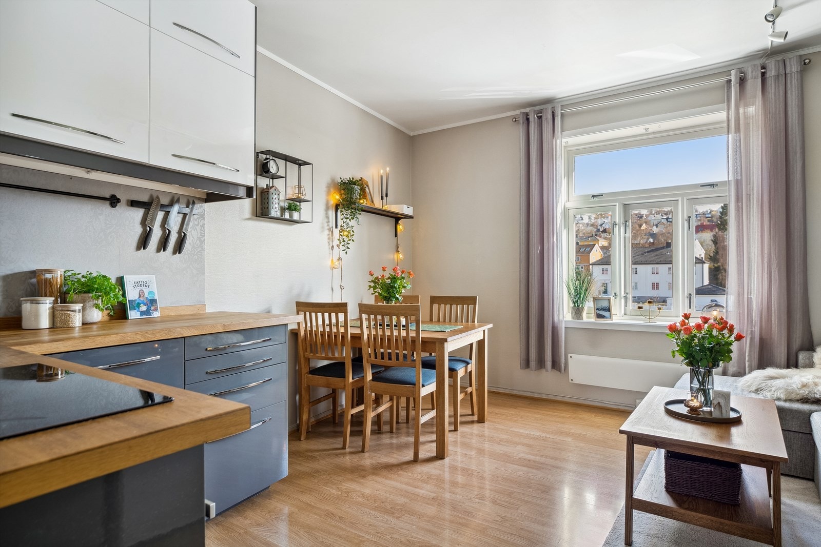 Det er mye inkludert i månedlige felleskostnader, som blant annet kabel-tv, internett, betjening av andel fellesgjeld og felles byggforsikring m.m. Galleribilde