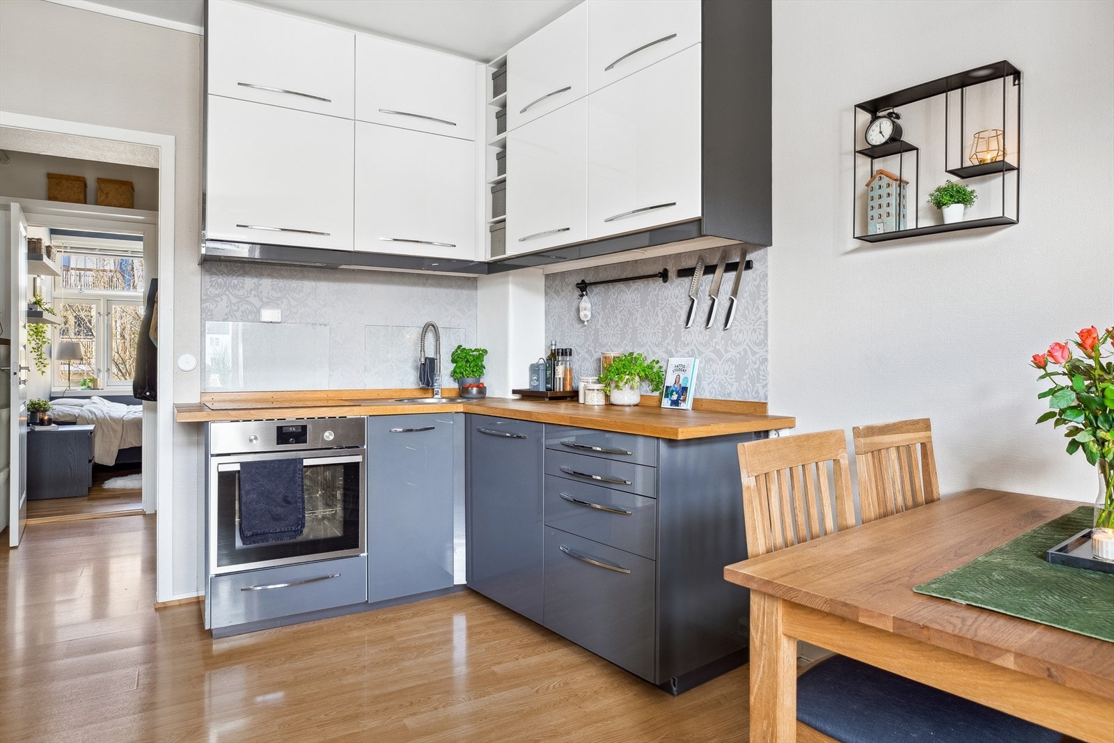 Kjøkkenet har ellers mekanisk avtrekksvifte over stekesonen. Galleribilde