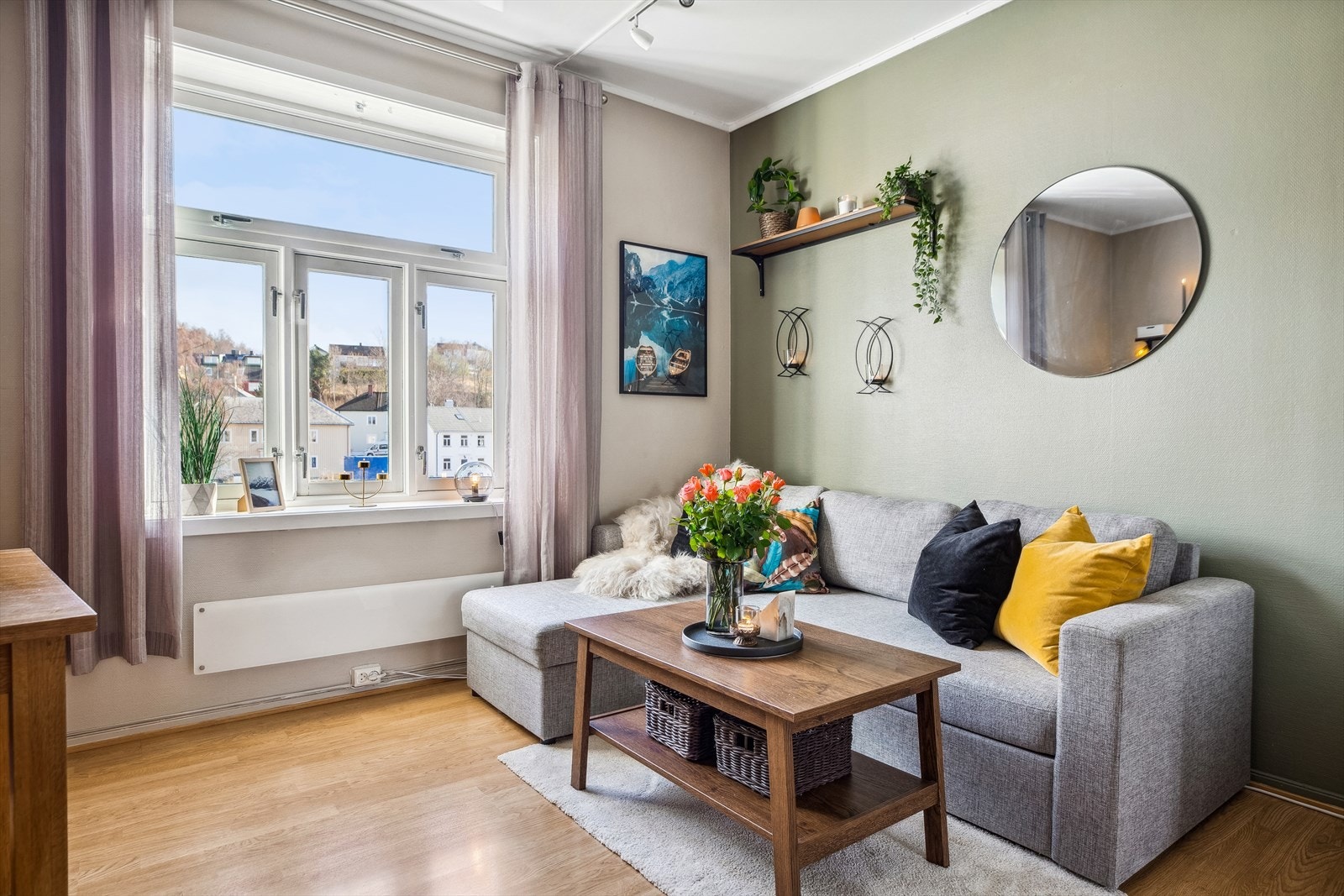 Leiligheten byr blant annet på en gjennomtenkt planløsning som er enkel og møblere. Stue- og kjøkkenløsningen er på 16,5m² med plass til både sofagruppe og spisebord. Galleribilde