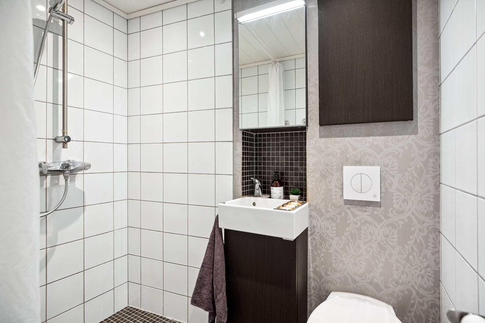 Tidløst og flislagt bad med behagelig gulvvarme. Galleribilde