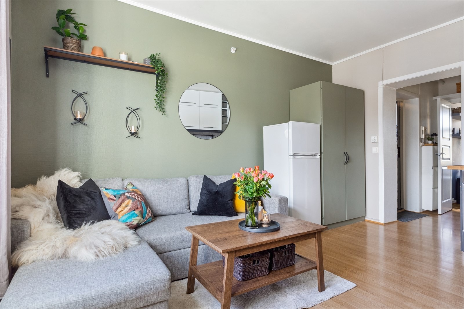 I tilknytning til stue/kjøkken er det god plass til kjøleskap og ønsket garderobeløsning. Garderobeskap medfølger handelen. Galleribilde