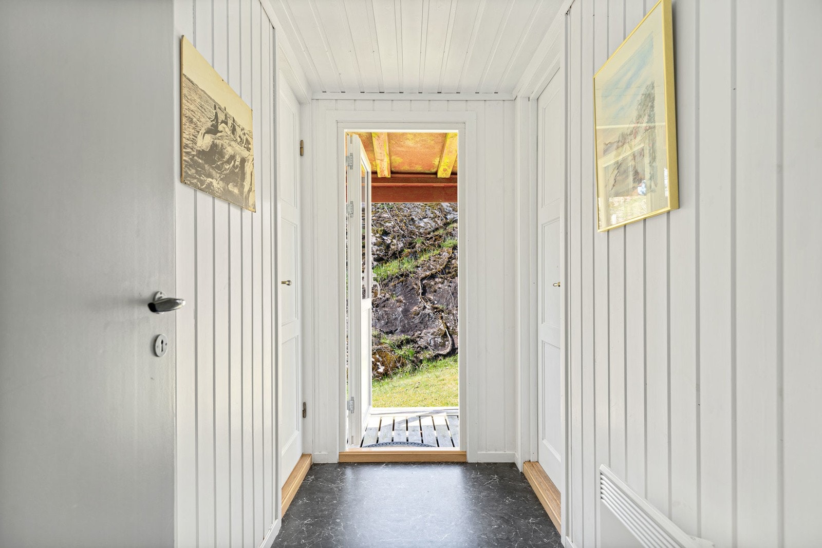 Gangen som binder sammen toalettrom og bad, med direkte tilgang til kjøkken og utgang til hagen. Galleribilde