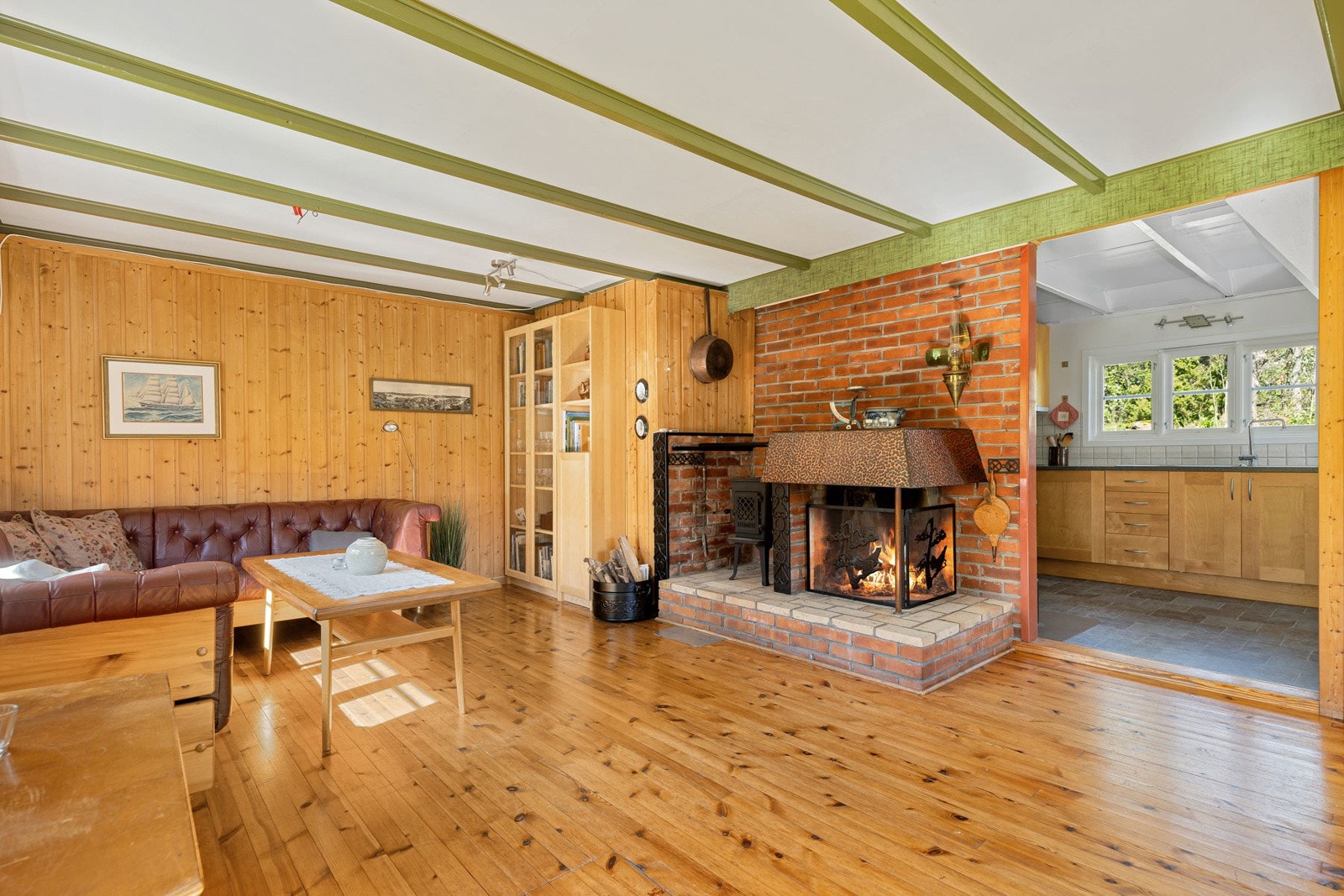 I stuen er det også en liten vedfyr for de kalde dagene Galleribilde