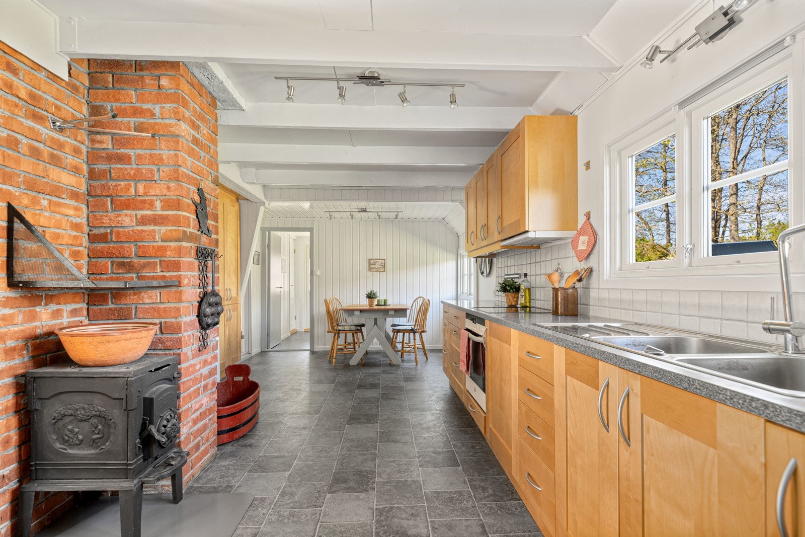 Innredning fra kvalitetsmerket Strai i tidløs trefarge med enkle speil. Galleribilde