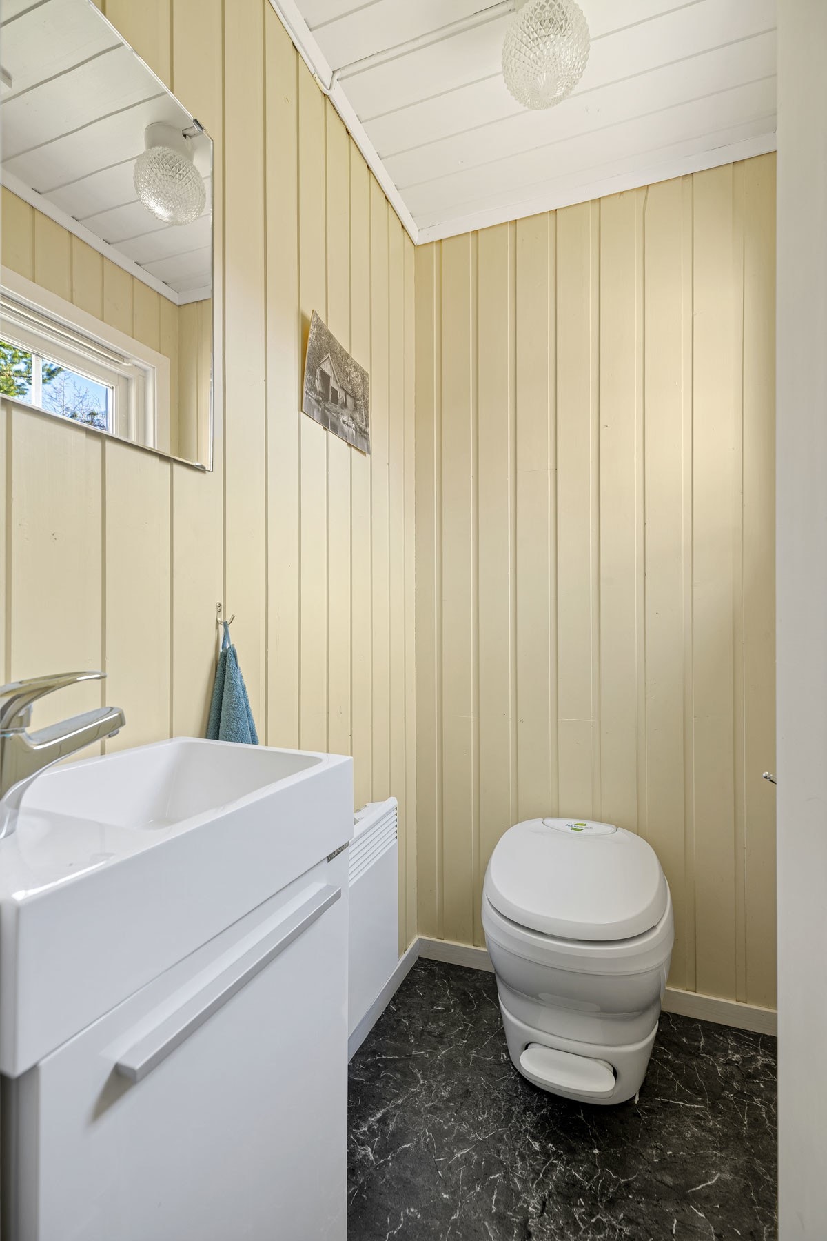 Eget toalettrom med biodo, servantskap og speil Galleribilde