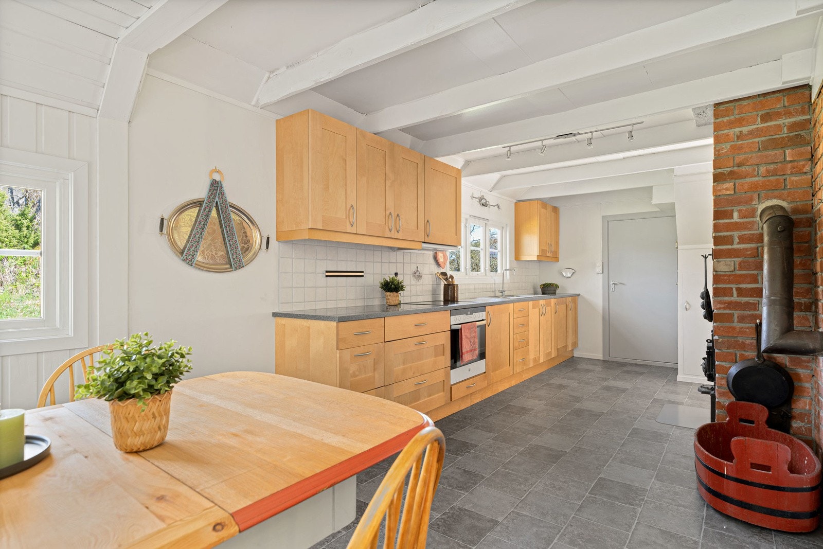 Stort kjøkken fra 2008 med mye skapplass og gode arbeidsflater. Galleribilde