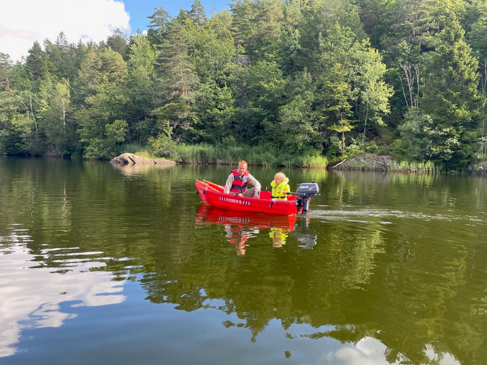 Flott for de små å kjøre båt. Galleribilde