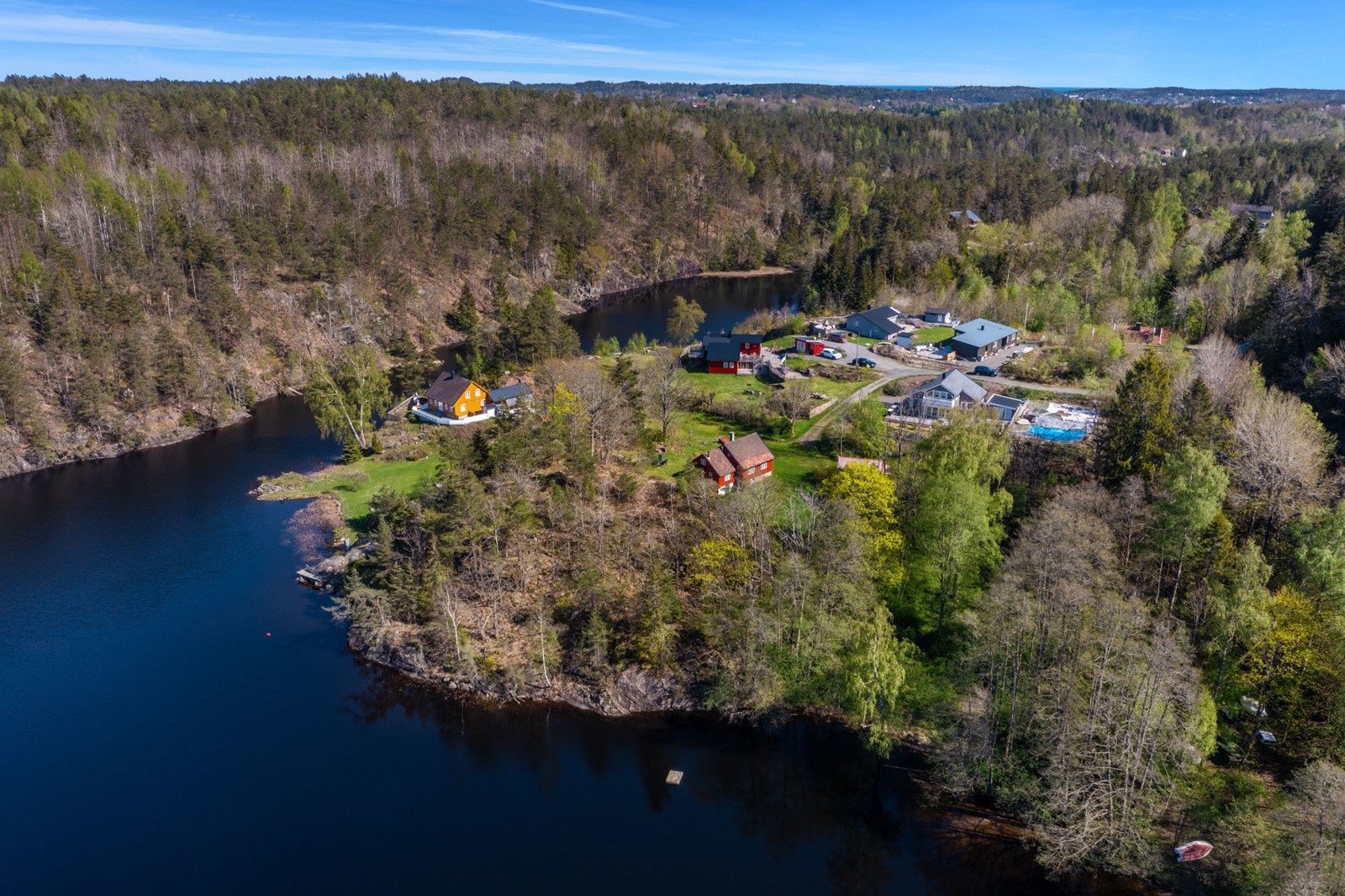 Hytten ligger cirka 16 km nordøst for Arendal sentrum, i rolige og idylliske omgivelser ved Langangsvannet. God tilgang til dagligvarehandel, shopping og servicetilbud både i nærområdet og i Arendal. Galleribilde