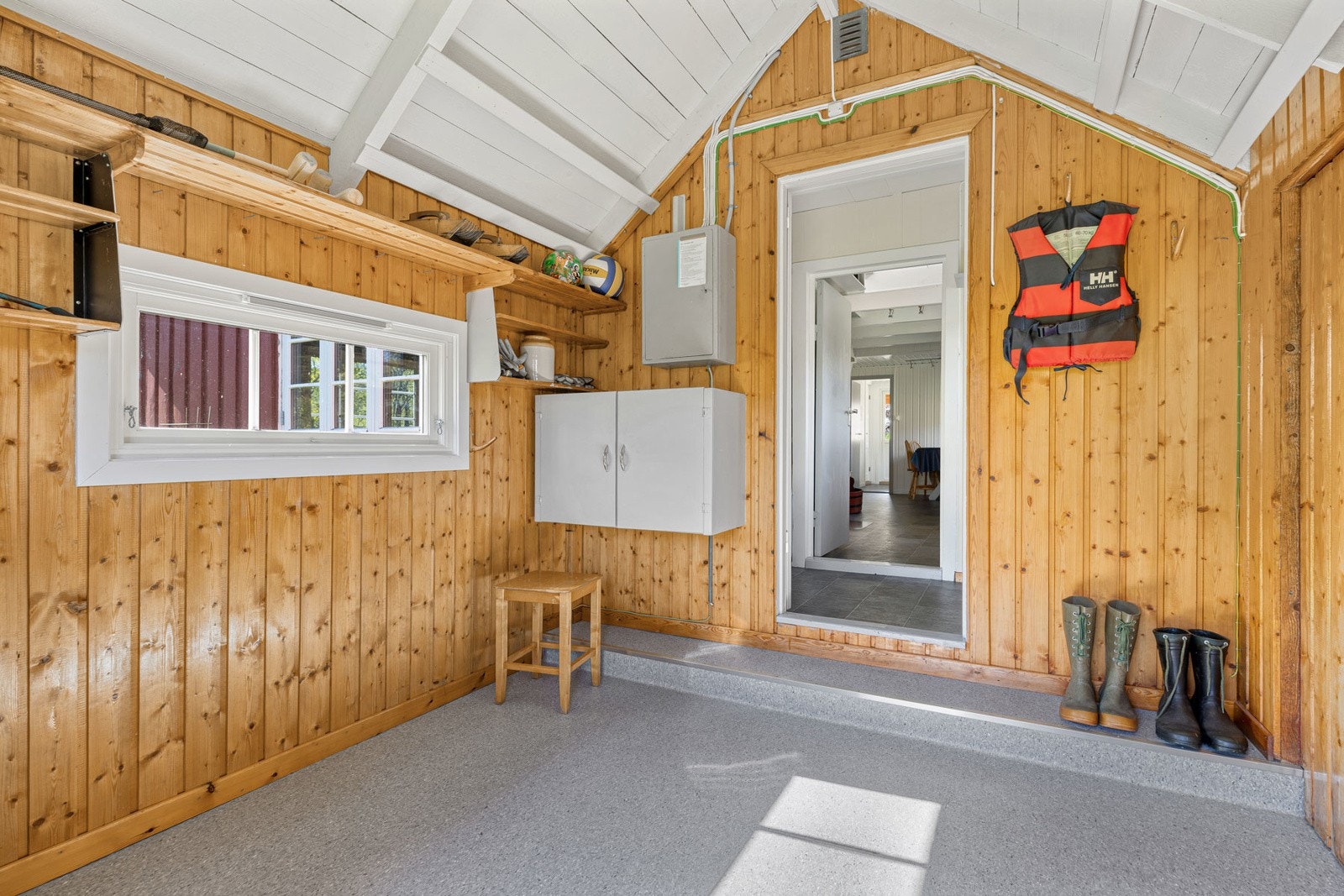 Stort vindfang med god plass for oppbevaring av yttertøy og sko mm. Galleribilde