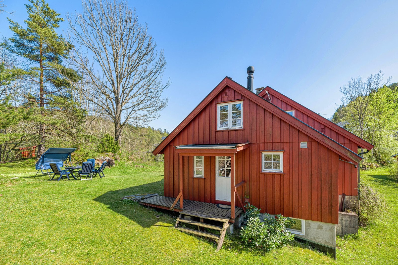 Til eiendommen følger en stor tomt, ideell for padleturer, fisking og utforskning enten til fots eller på sykkel. Galleribilde