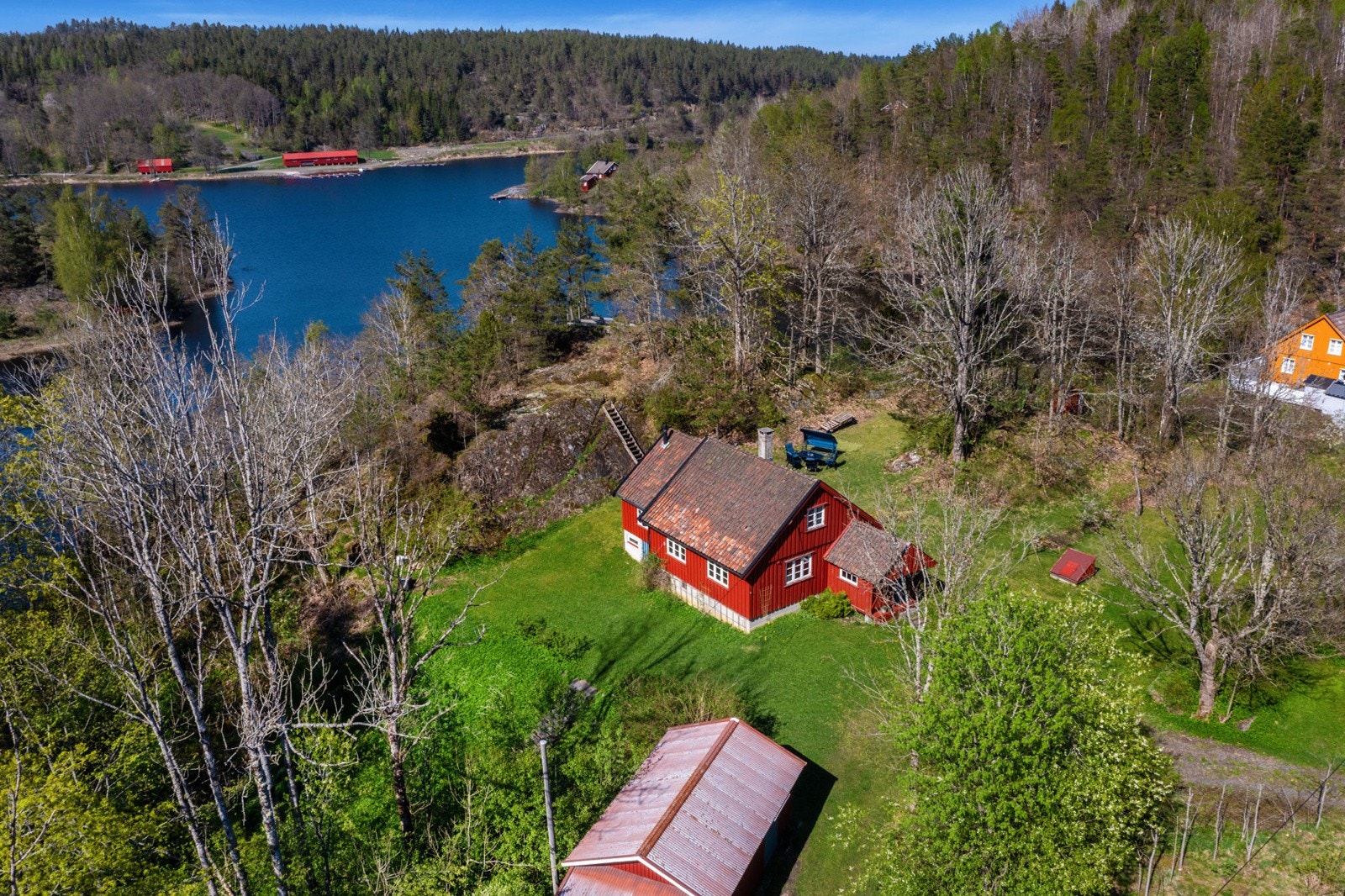 Idyllisk beliggende hytte rett ved vannet og kanaler som leder direkte ut til den vakre Sørlandsskjærgården. Galleribilde