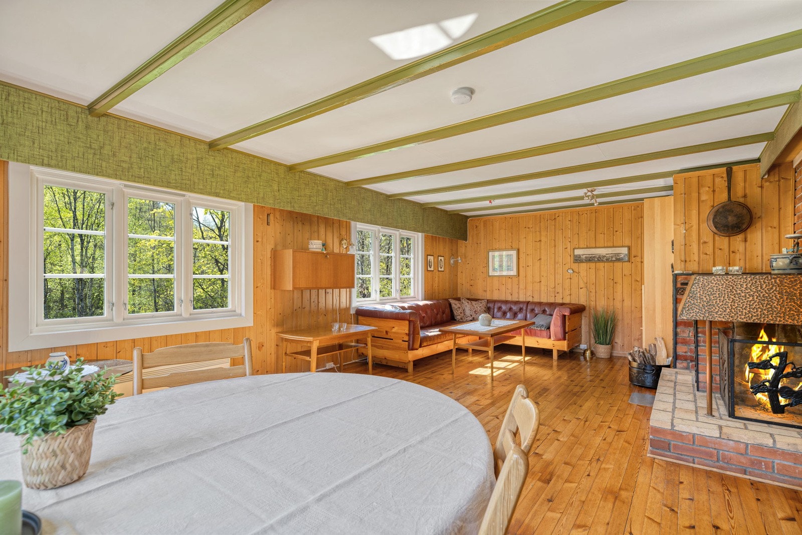 Stue med hyggelig peis Galleribilde