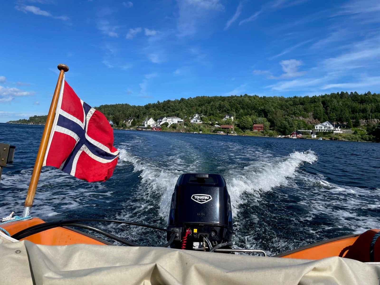 Man kommer enkelt ut i sjøen gjennom kanalene og der kan man nyte deilig saltvann, sjø og skjærgård. Galleribilde