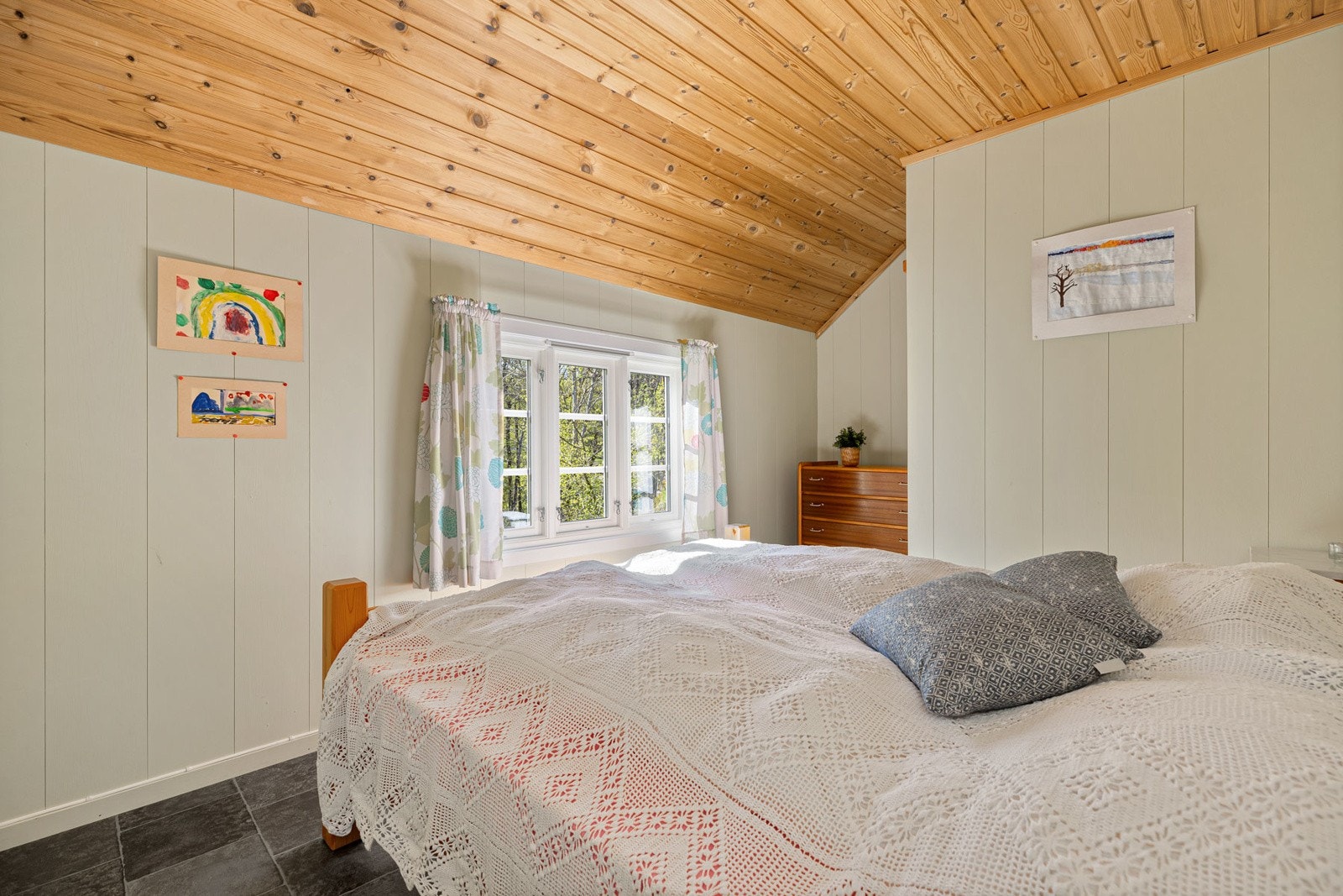 Soverom i 1. etasje med plass til kommoder for lagring Galleribilde