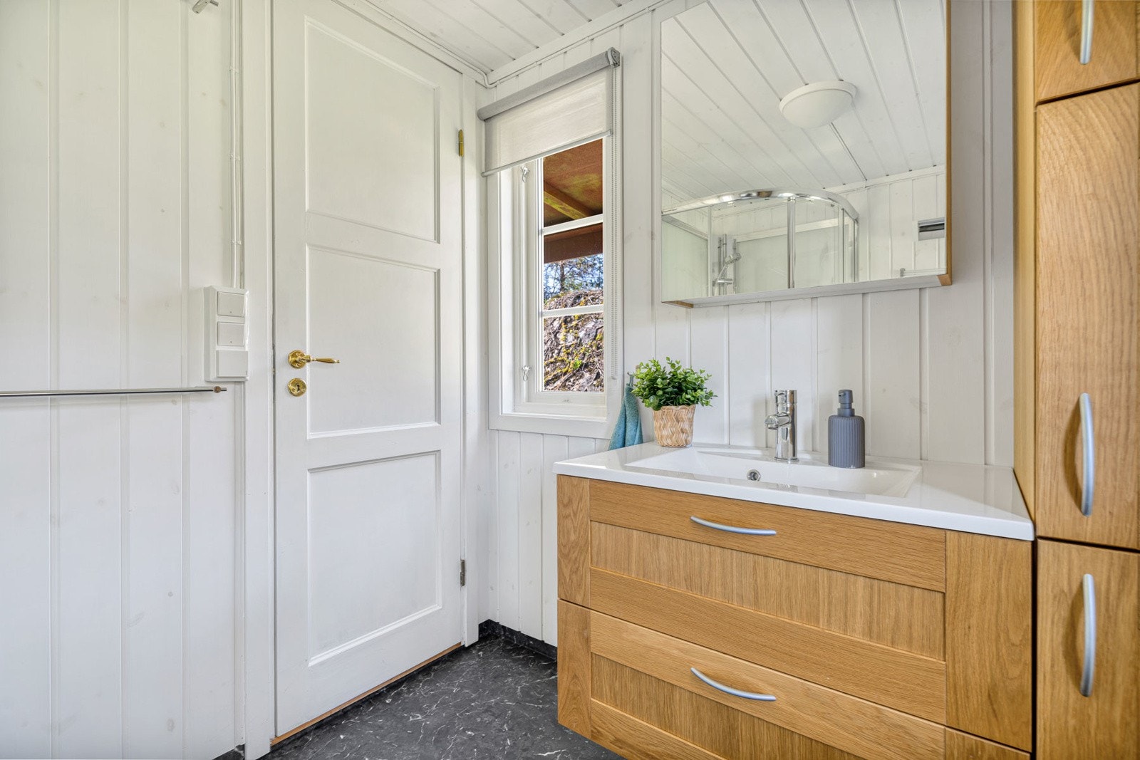 Separat bad og toalettrom med praktisk tilgang til hagen Galleribilde